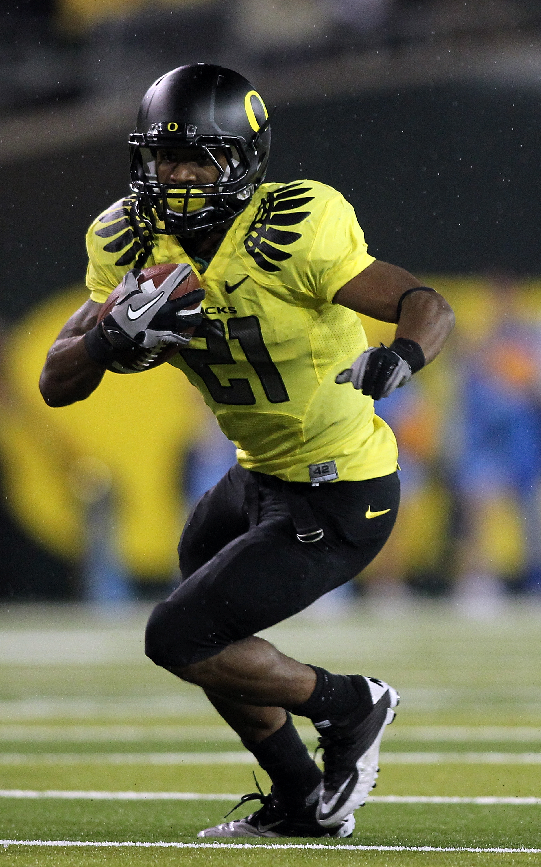 EUGENE, OR - OCTOBER 21:  LaMichael James #21 of the Oregon Ducks runs the ball against the UCLA Bruins on October 21, 2010 at the Autzen Stadium in Eugene, Oregon.  (Photo by Jonathan Ferrey/Getty Images)