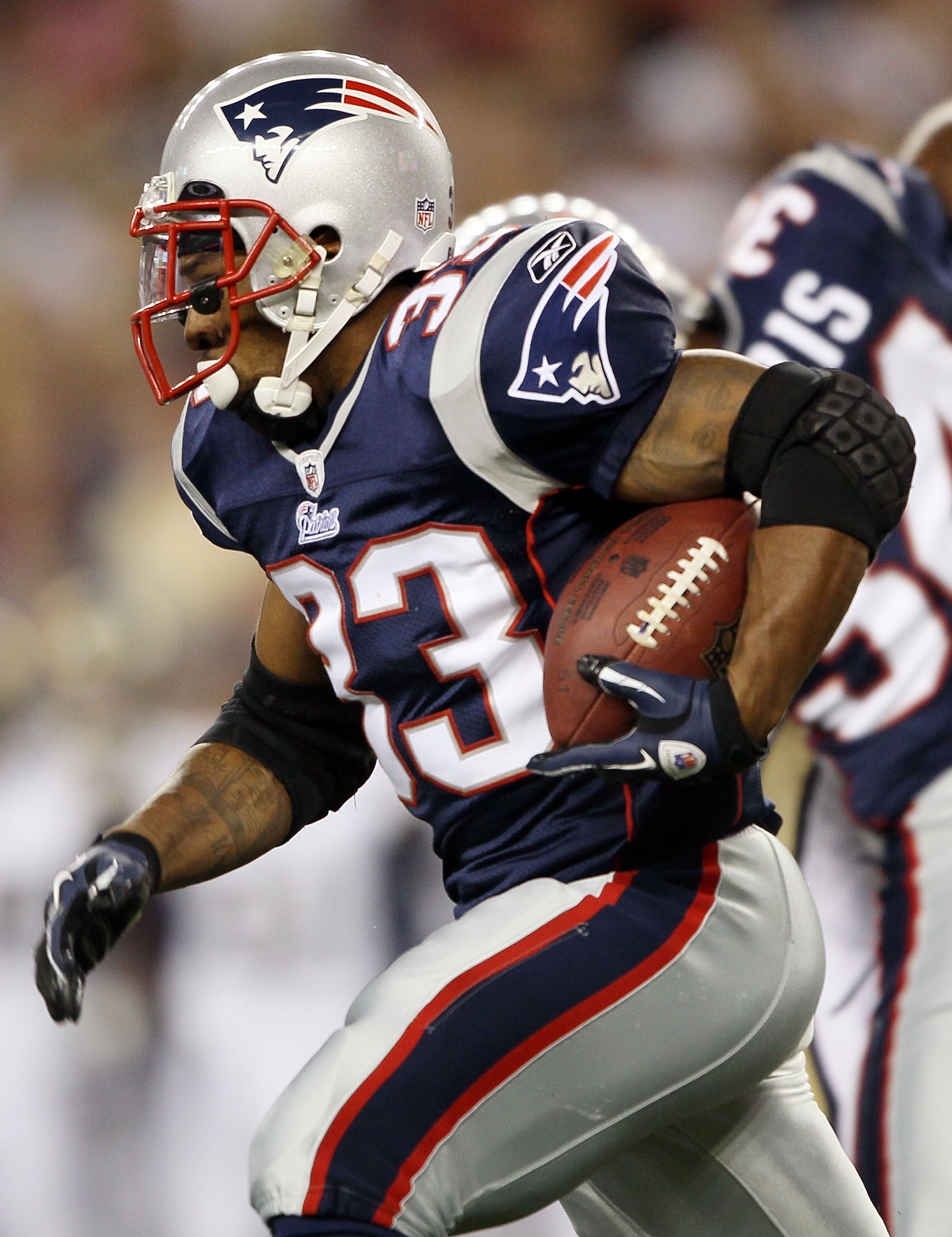 RB Kevin Faulk rocks a Tom Brady jersey to his Hall of Fame