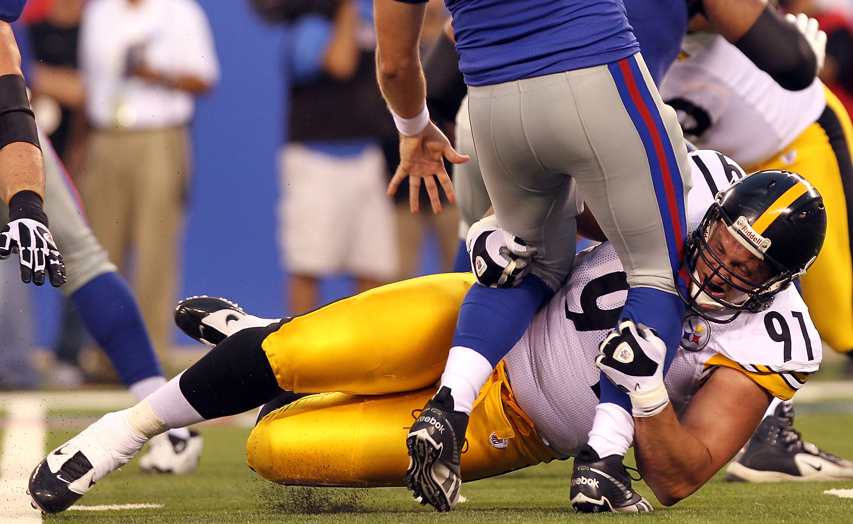 EAST RUTHERFORD, NJ - AUGUST 21: Aaron Smith #91 of the Pittsburgh Steelers makes a tackle against the New York Giants during their preseason game at New Meadowlands Stadium on August 21, 2010 in East Rutherford, New Jersey.  (Photo by Nick Laham/Getty Im