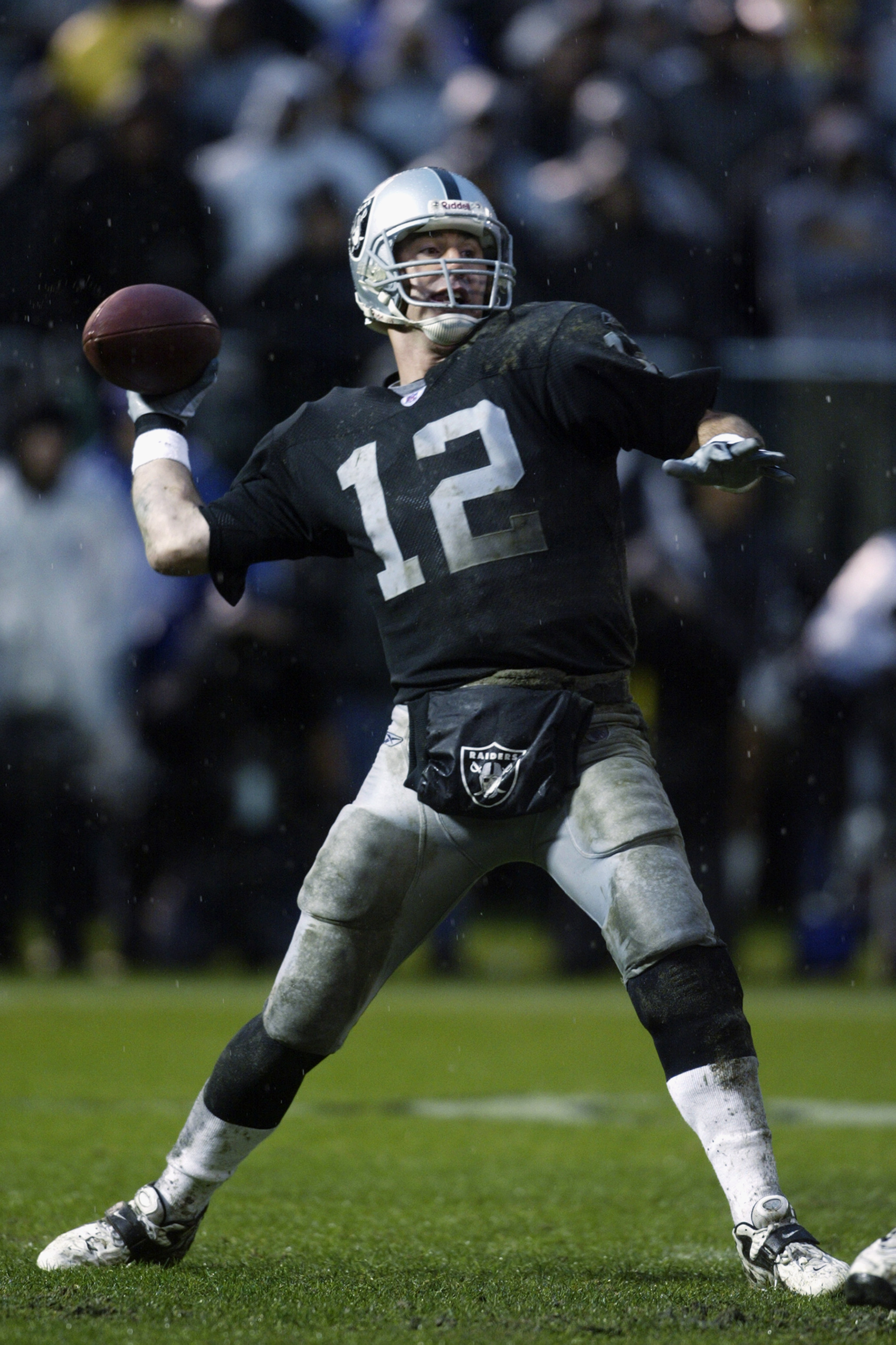 Oakland Raiders head coach Art Shell walks off the field after the Raiders  lost to the San Diego Chargers 27-0 in their NFL football game, Monday,  Sept. 11, 2006 in Oakland, Calif. (