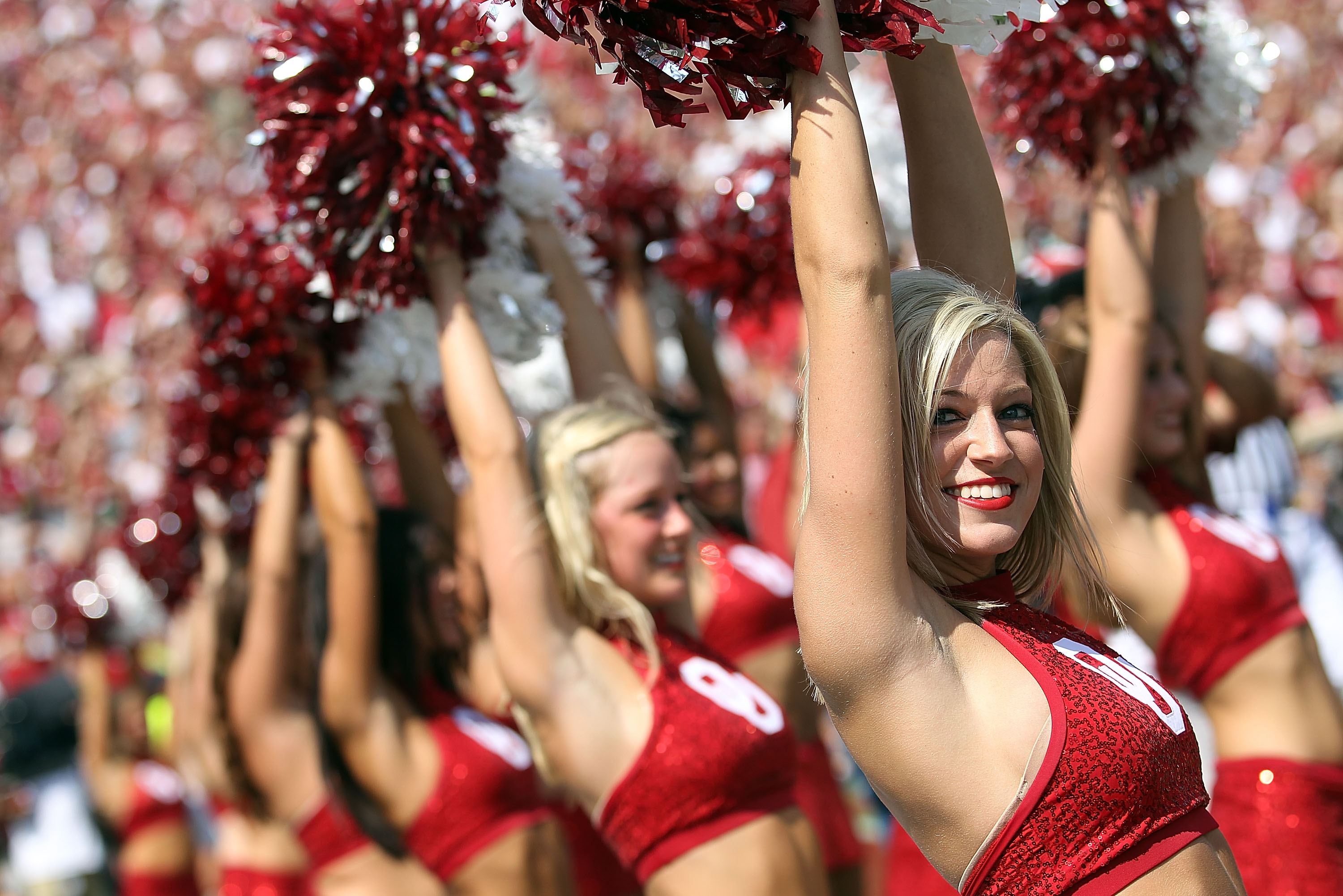 Chiefs WR Tyreek Hill steals cheerleaders pom-poms for TD celebration