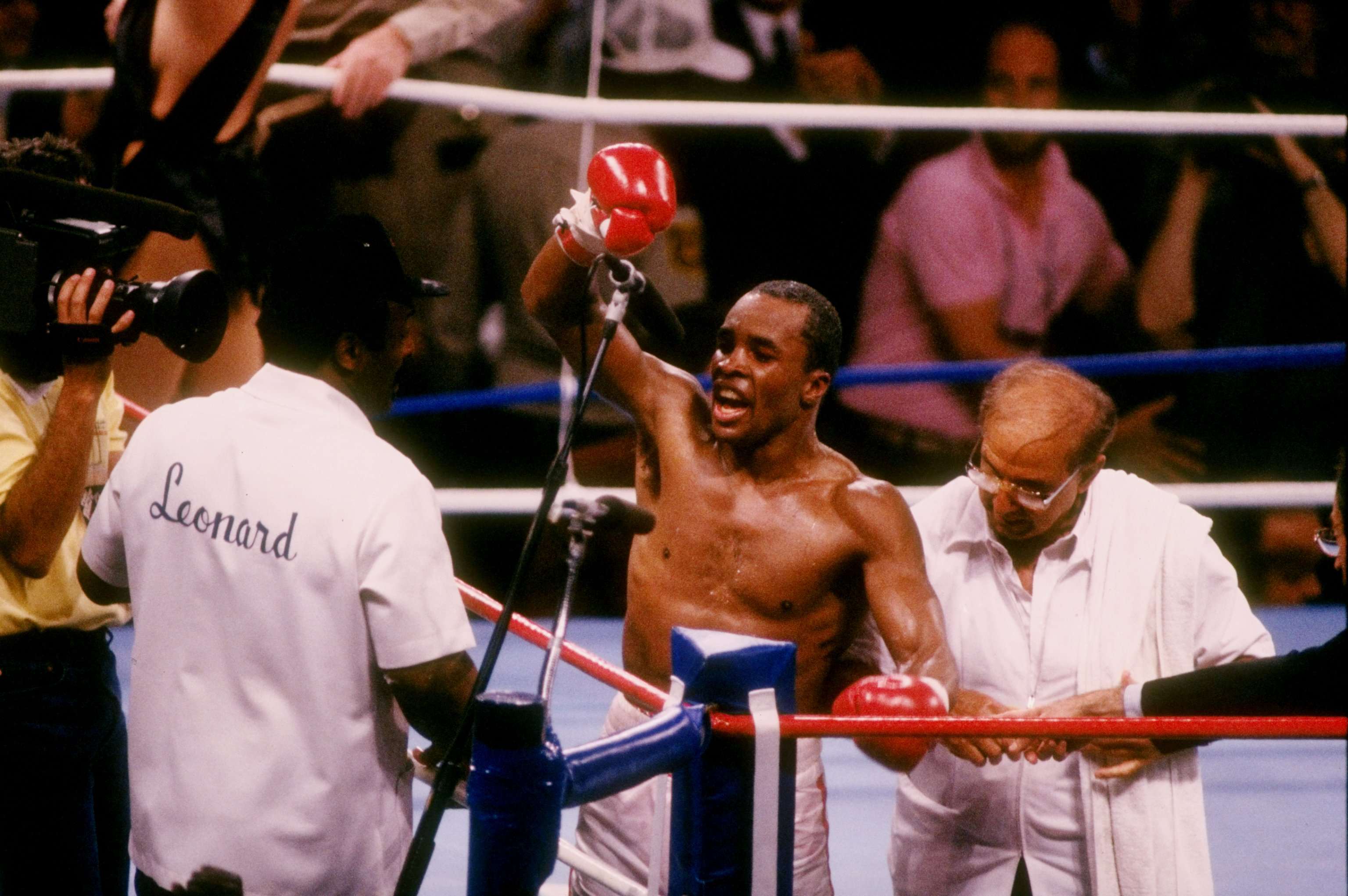 APRIL 1987:  Sugar Ray Leonard in action during a bout against Marvin Hagler on April 6, 1987. Mandatory Credit: Mike Powell  /Allsport