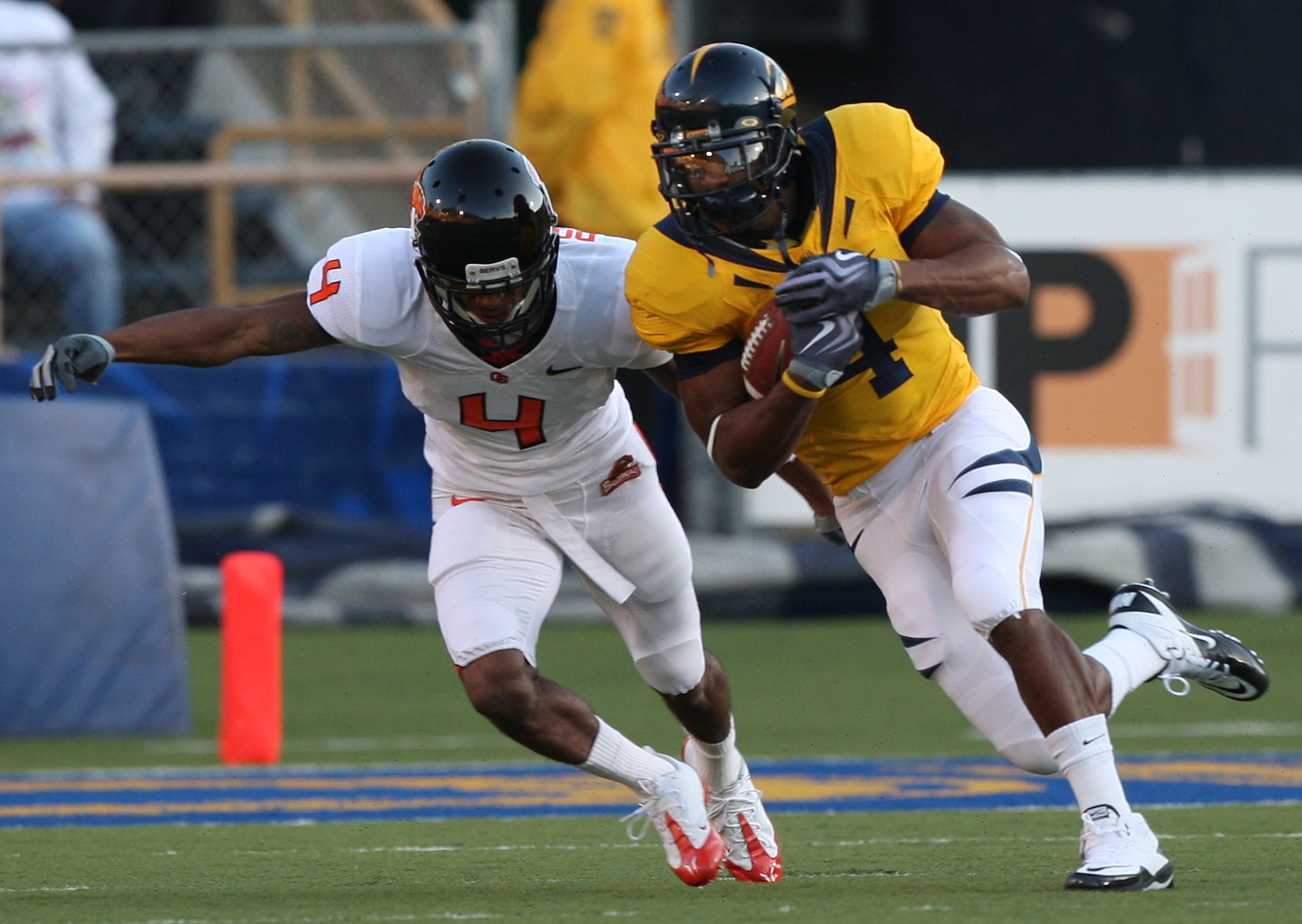 BERKELEY, CA - NOVEMBER 07: Jahvid Best #4 of the California Golden Bears runs against James Dockery #4 of the Oregon State Beavers at California Memorial Stadium on November 7, 2009 in Berkeley, California. (Photo by Jed Jacobsohn/Getty Images)
