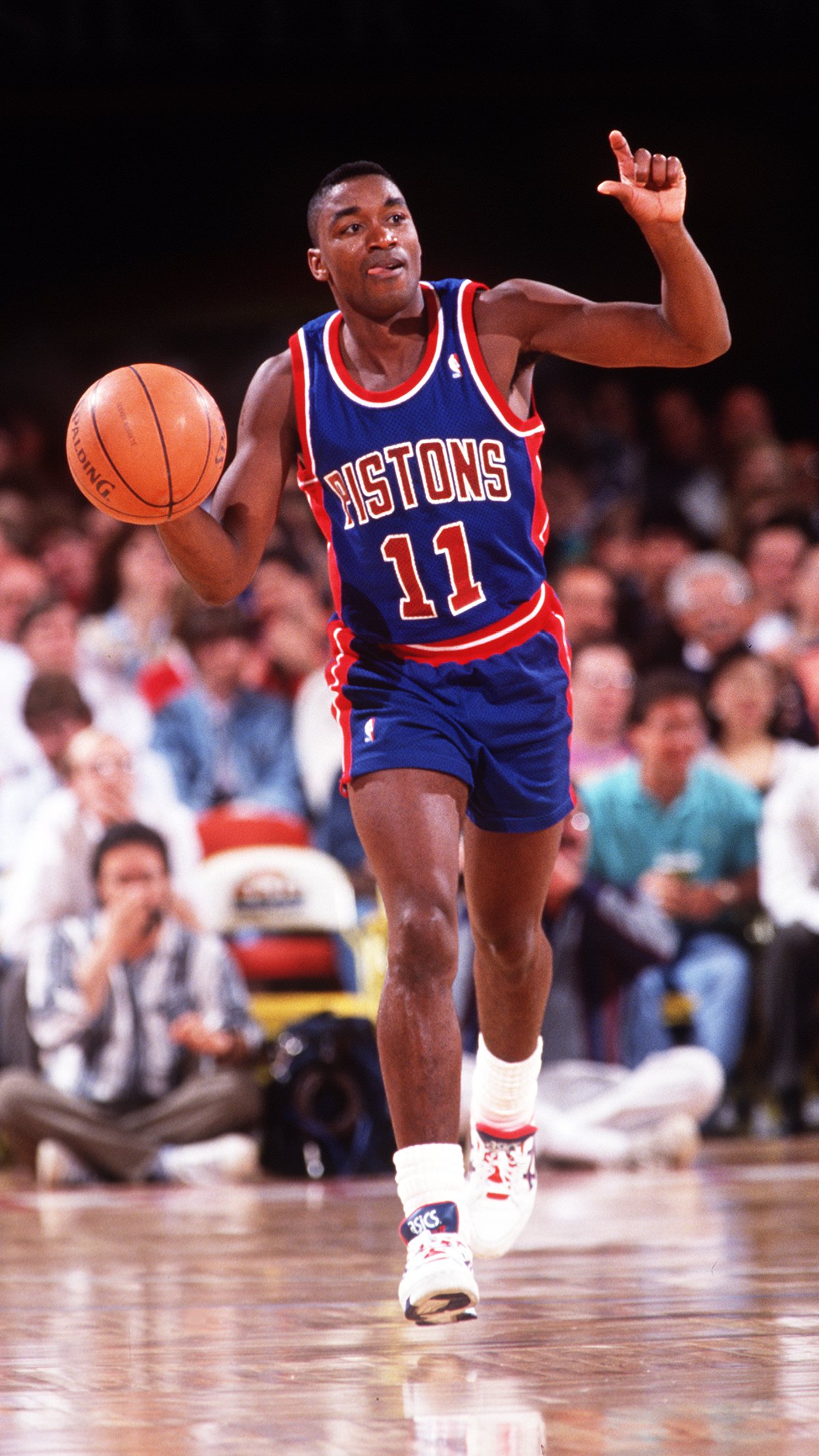 11 May 1994: DETROIT POINT GUARD ISIAH THOMAS DRIBBLES THE BALL WHILE CALLING AN OFFENSE DURING THE PISTONS GAME AT THE DENVER NUGGETS.