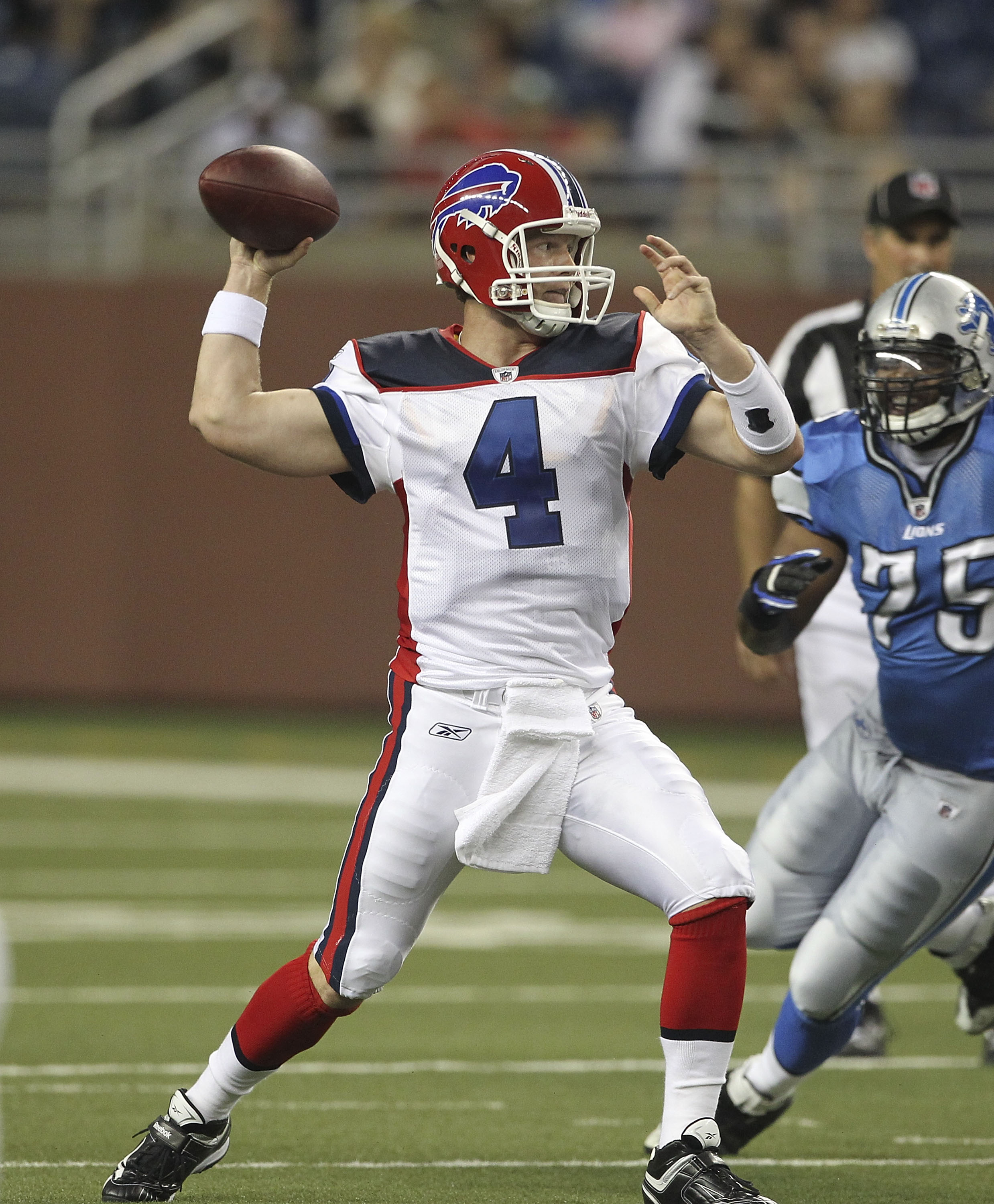 Detroit Lions quarterback Shaun Hill (14) passes during first half NFL  action between the New York Giants and Detroit Lions at the New Meadowlands  Stadium in East Rutherford, New Jersey. (Credit Image: ©