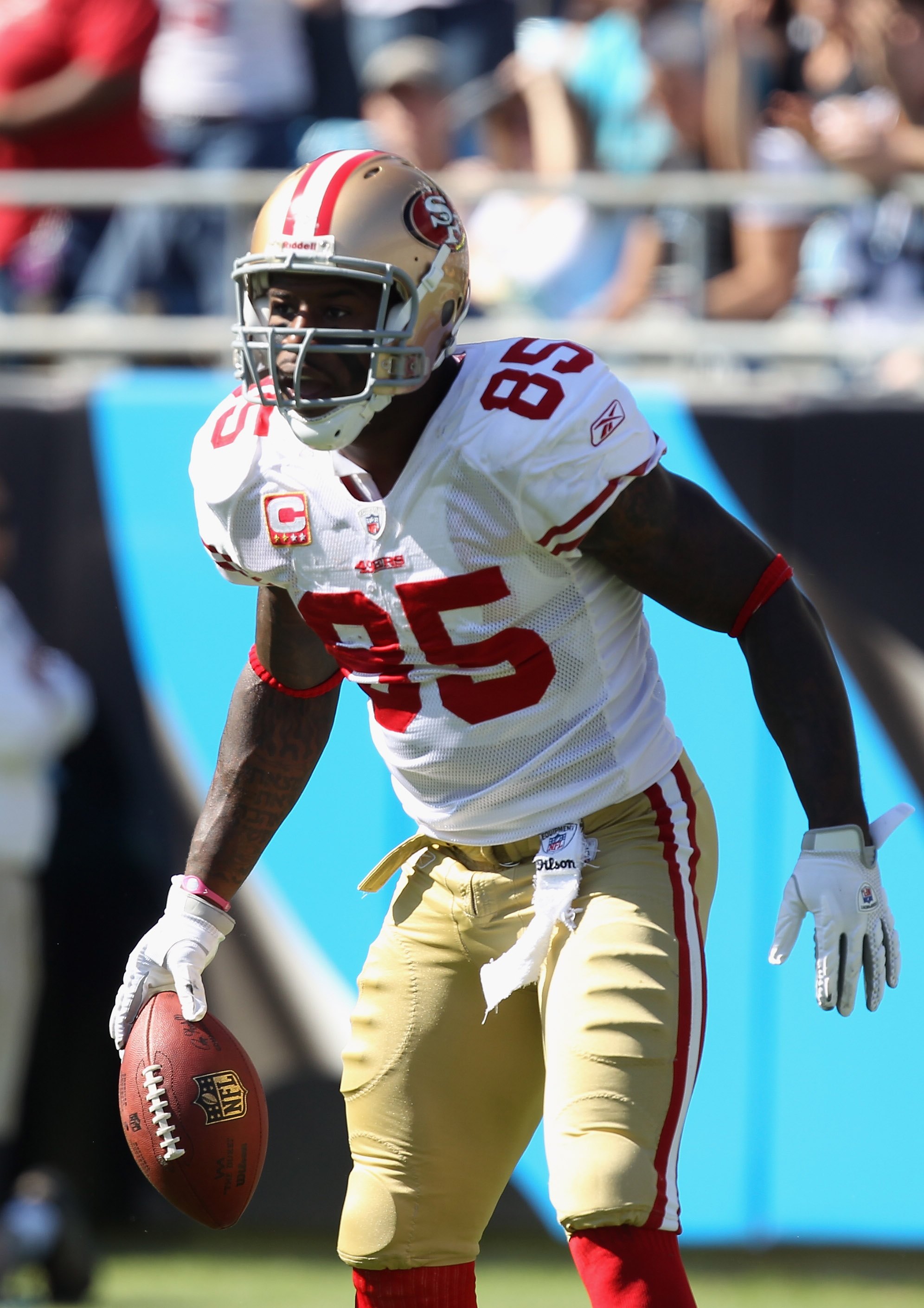 CHARLOTTE, NC - OCTOBER 24:  Vernon Davis #85 of the San Francisco 49ers against the Carolina Panthers during their game at Bank of America Stadium on October 24, 2010 in Charlotte, North Carolina.  (Photo by Streeter Lecka/Getty Images)
