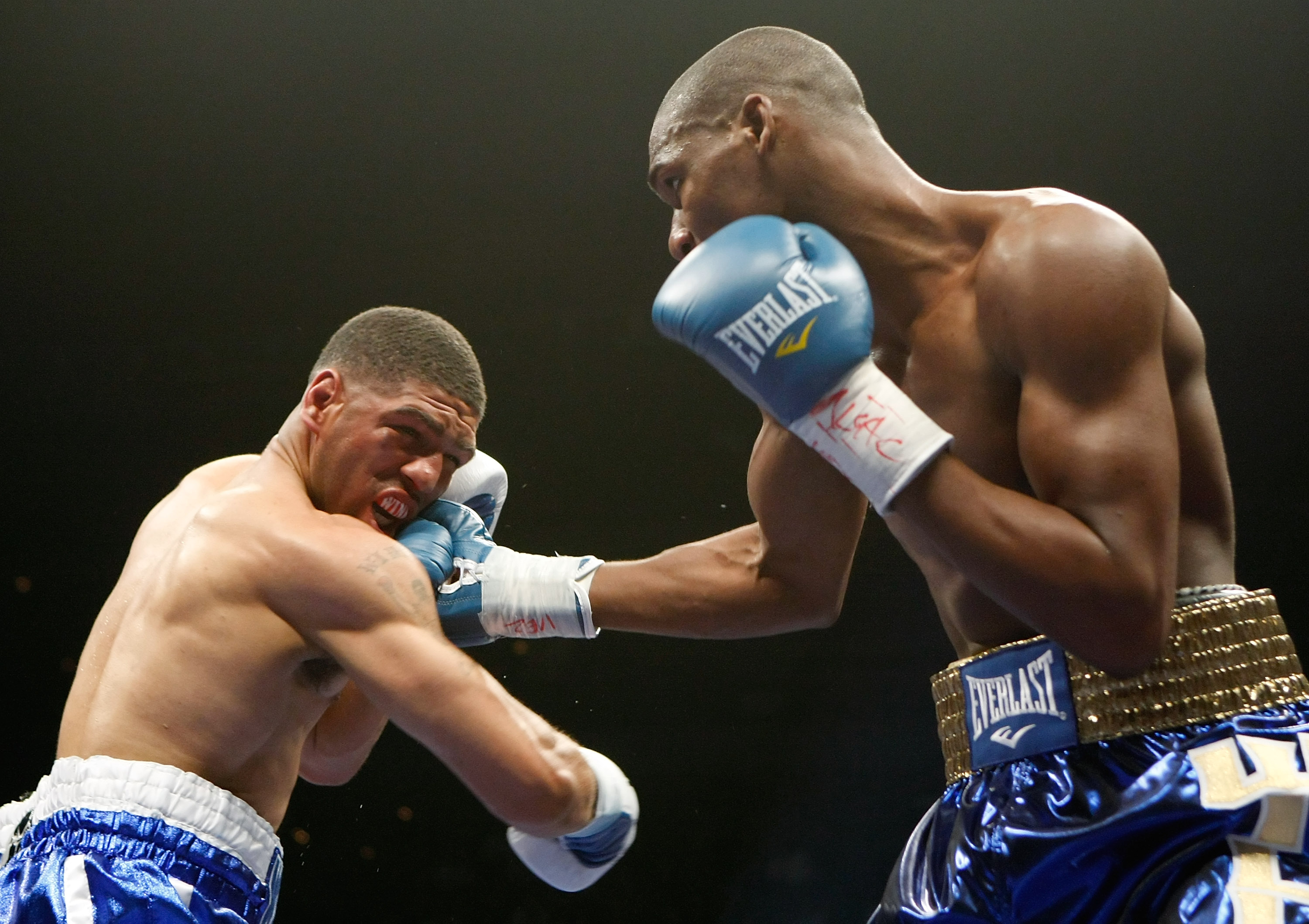 LAS VEGAS - APRIL 11: Paul Williams (R) hits Winky Wright in the second round of their middleweight bout at the Mandalay Bay Events Center April 11, 2009 in Las Vegas, Nevada. Williams won by unanimous decision. (Photo by Ethan Miller/Getty Images)