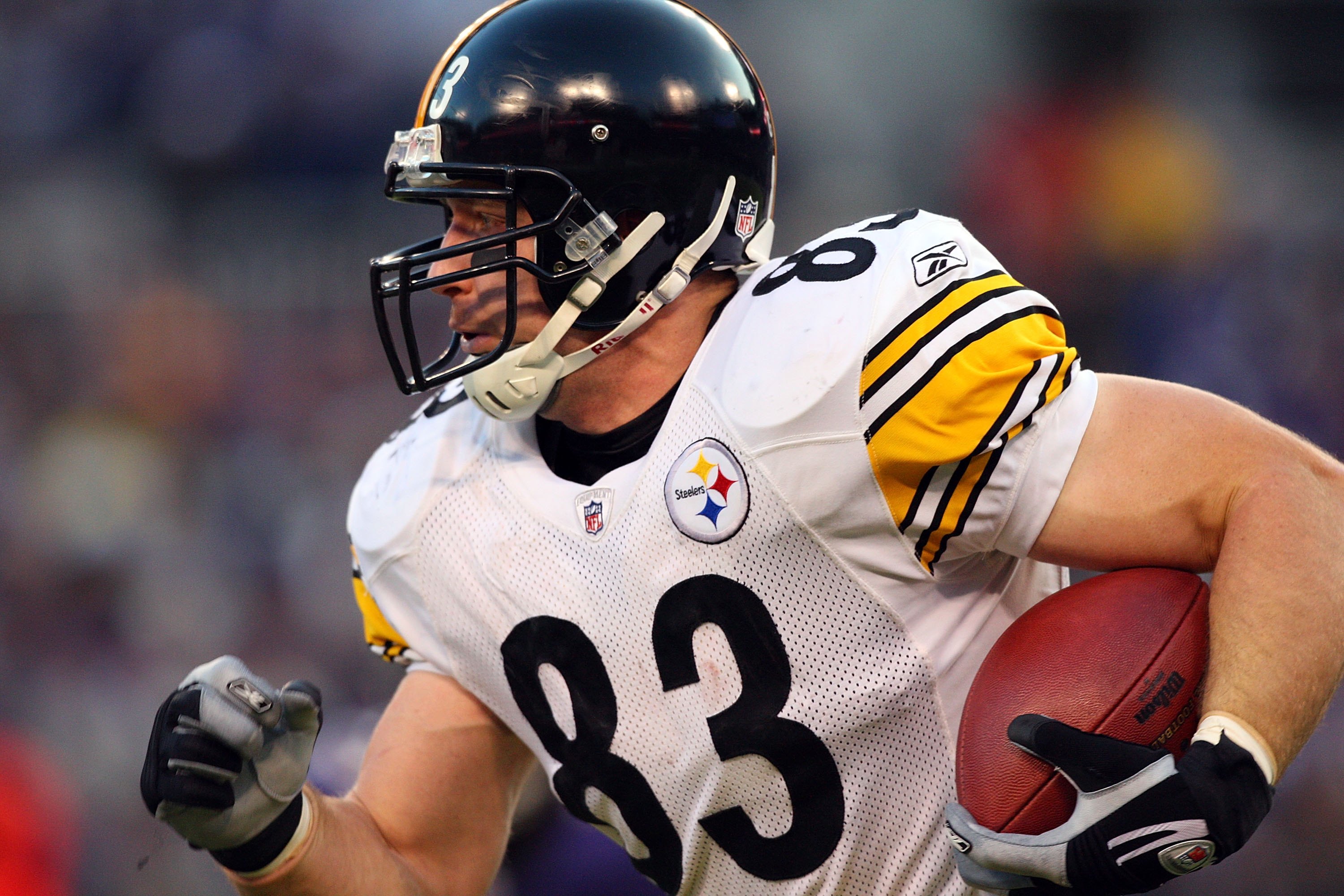 Pittsburgh Steelers James Farrior (L) adjusts the helmet on