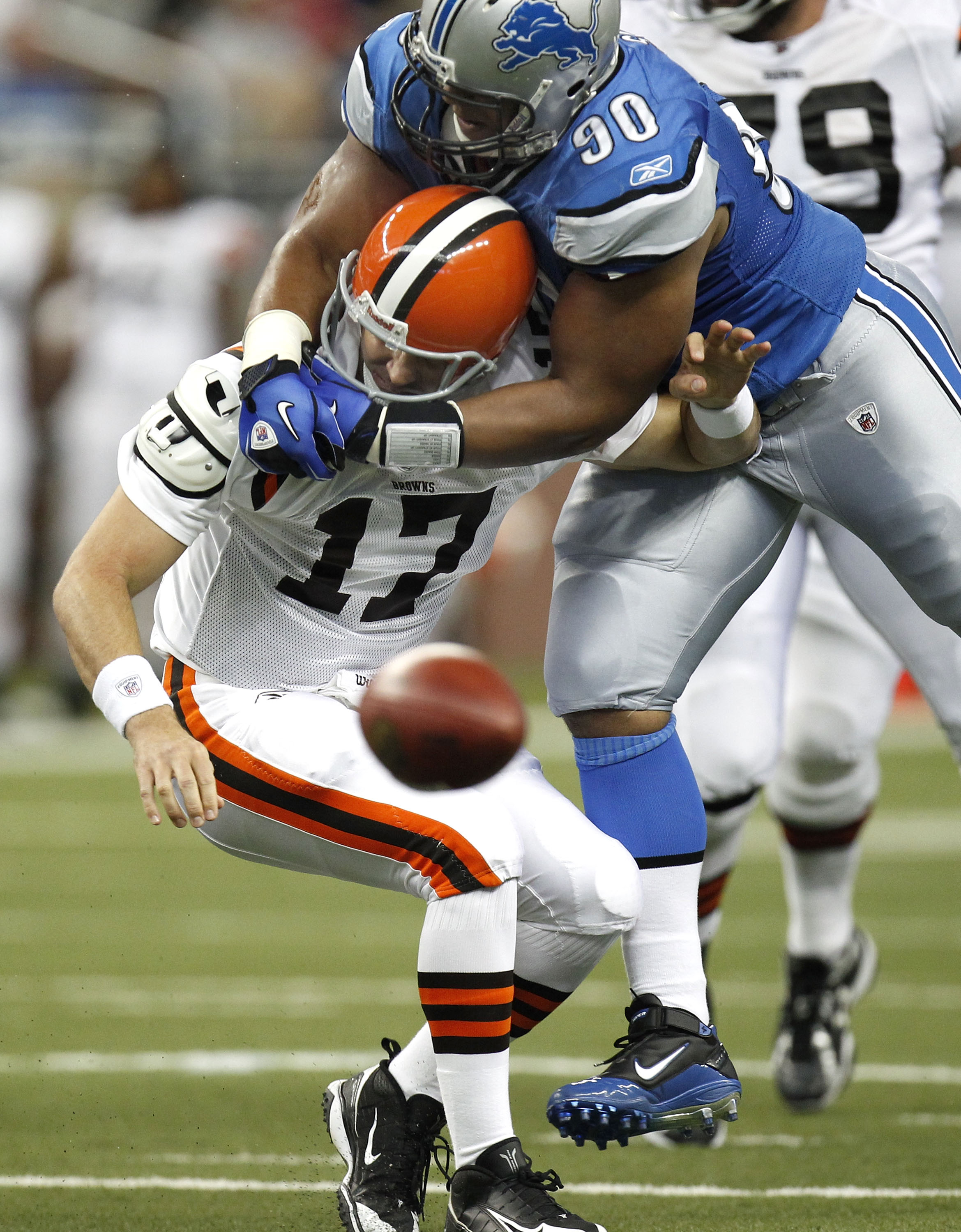 Detroit Lions' Ndamukong Suh gives gear to Detroit high school team 