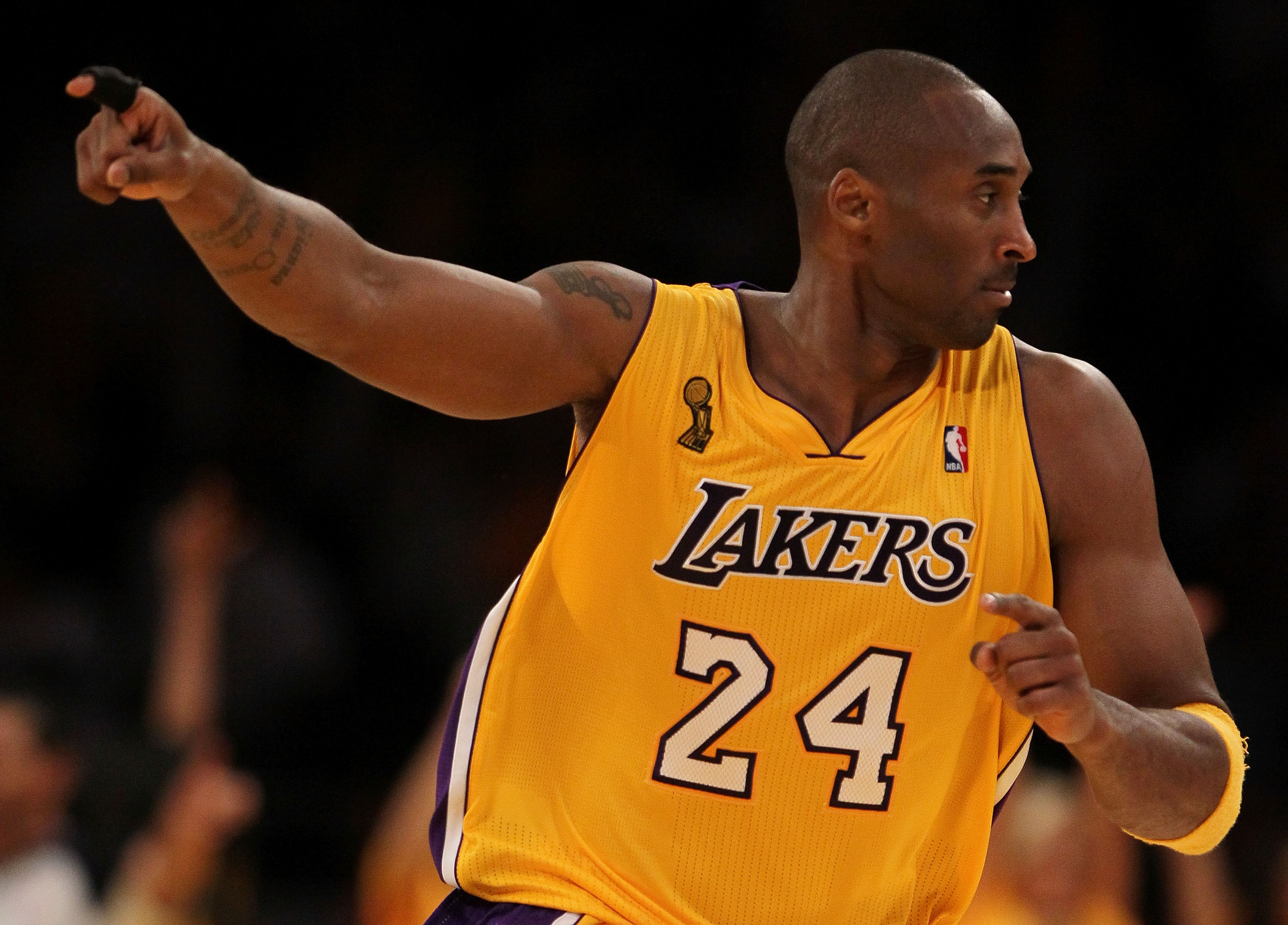 Kobe Bryant wears 'RINGSSSSS' shirt at Lakers training camp
