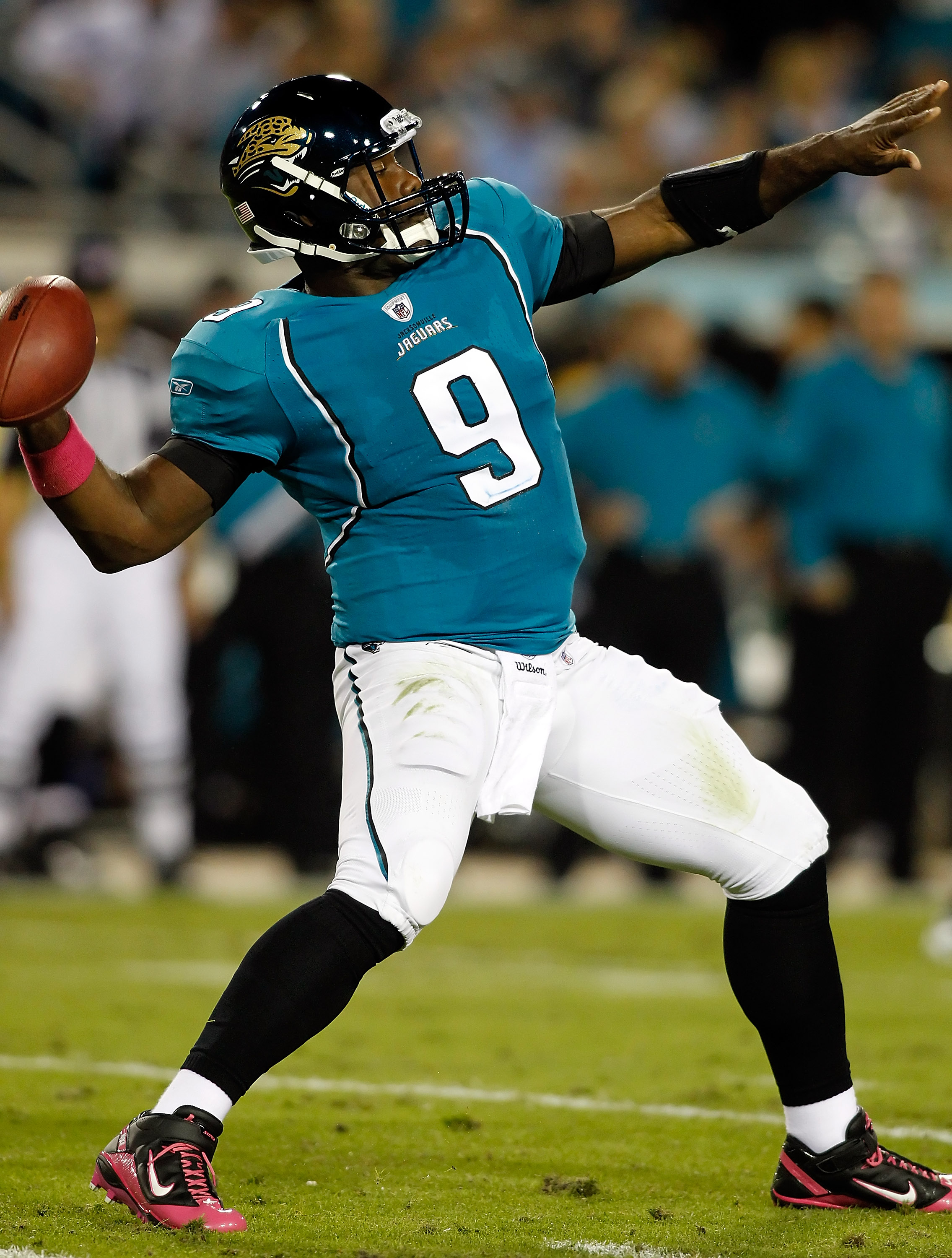 David Garrard of the Jacksonville Jaguars talks to Ben Roethlisberger  News Photo - Getty Images