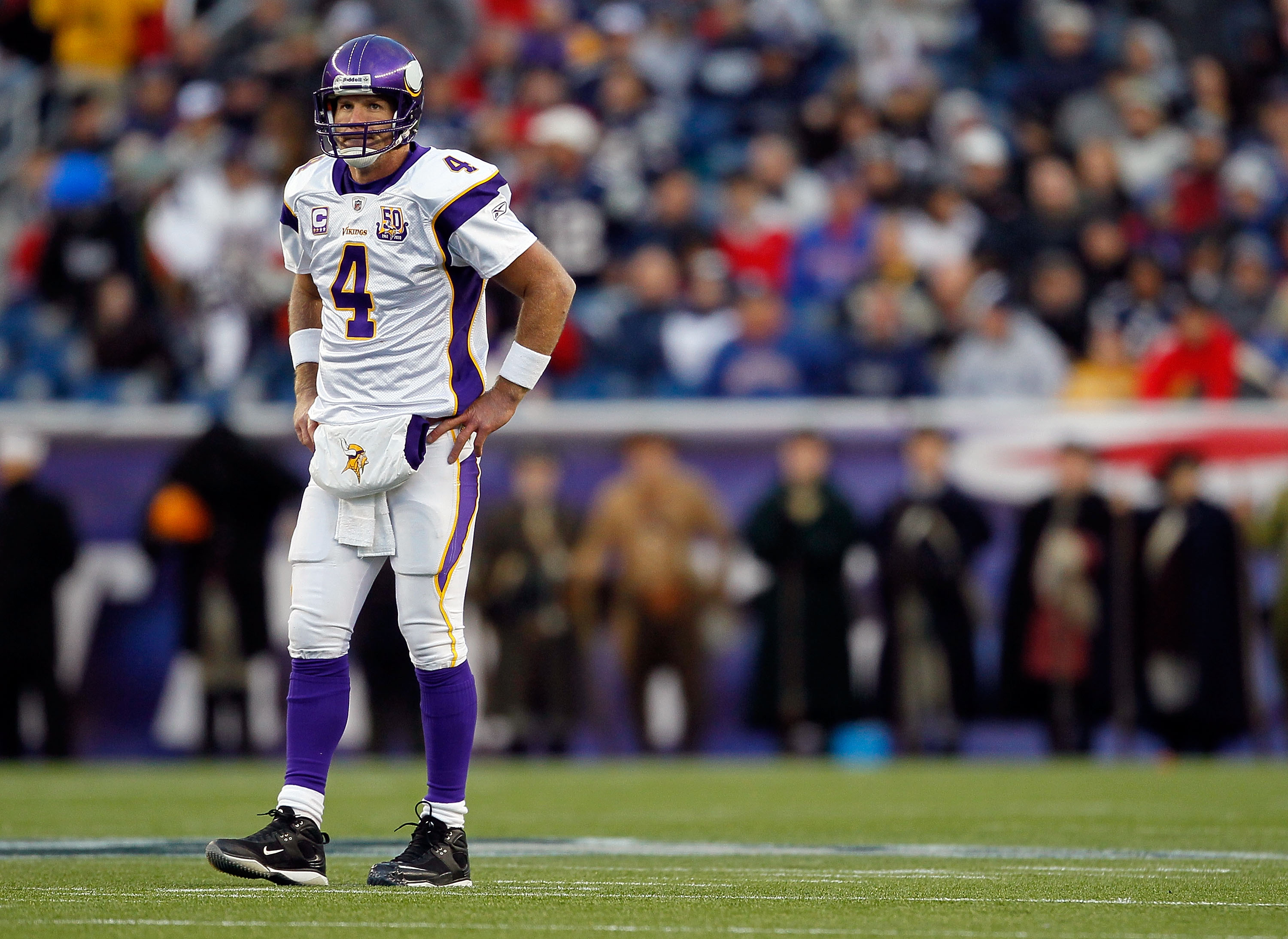 Brad Johnson talks to Randy Moss of the Minnesota Vikings in