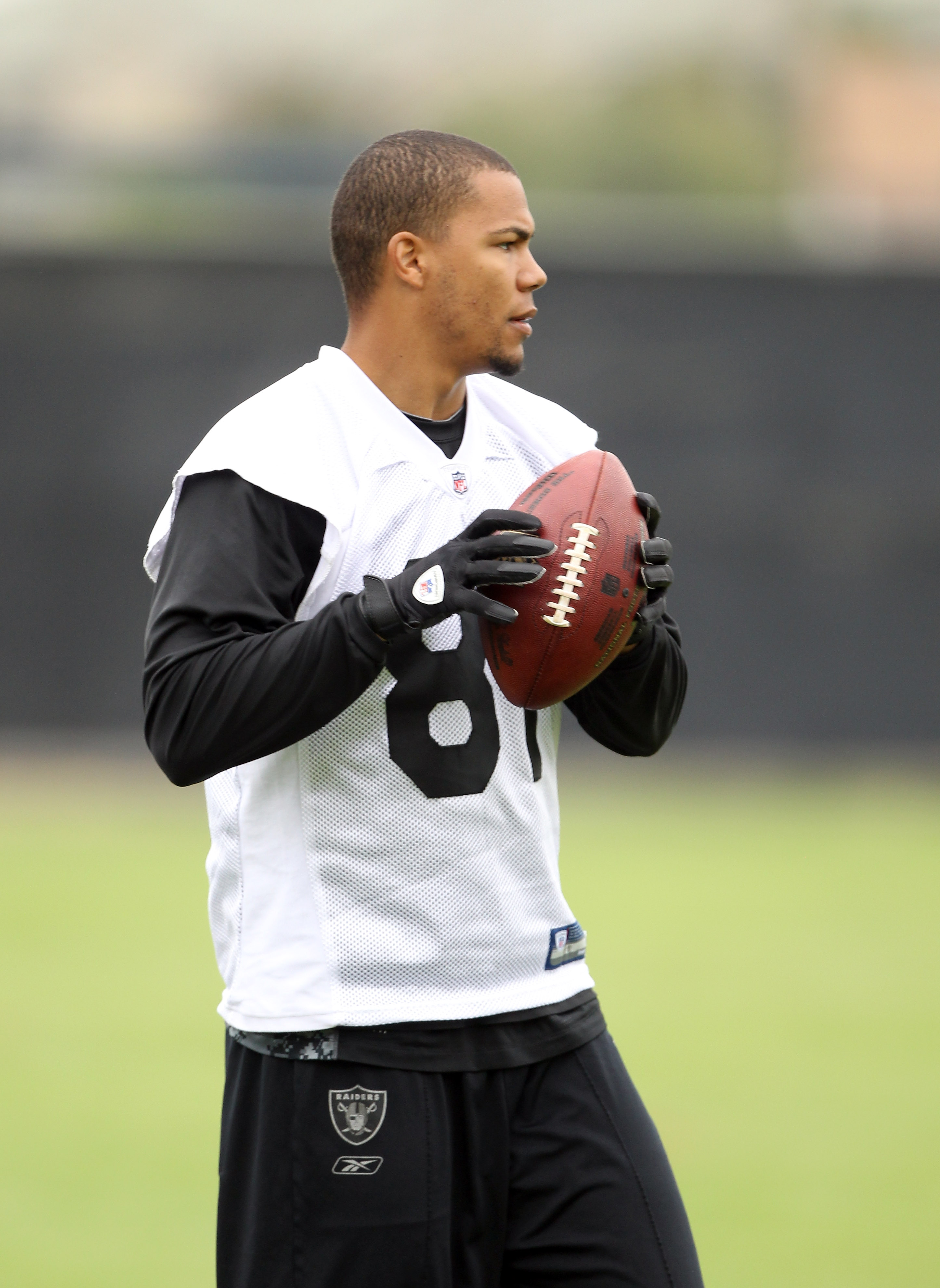 NAPA, CA - AUGUST 01: Chaz Schilens #81 of the Oakland Raiders works out during the Raiders training camp at their Napa Valley Training Complex on August 1, 2010 in Napa, California. (Photo by Ezra Shaw/Getty Images)