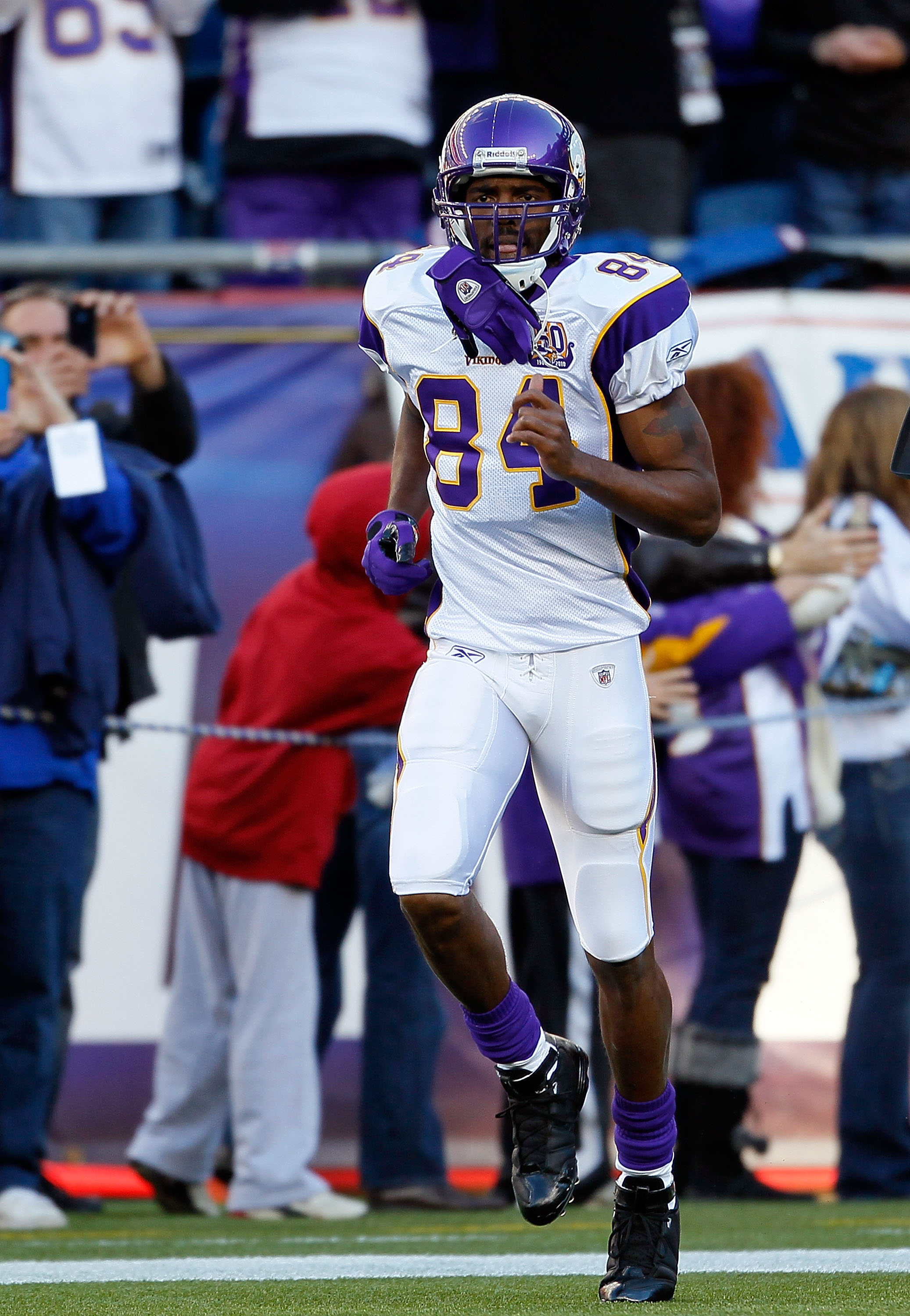 Tennessee Titans wide receiver Randy Moss (84) plays against the