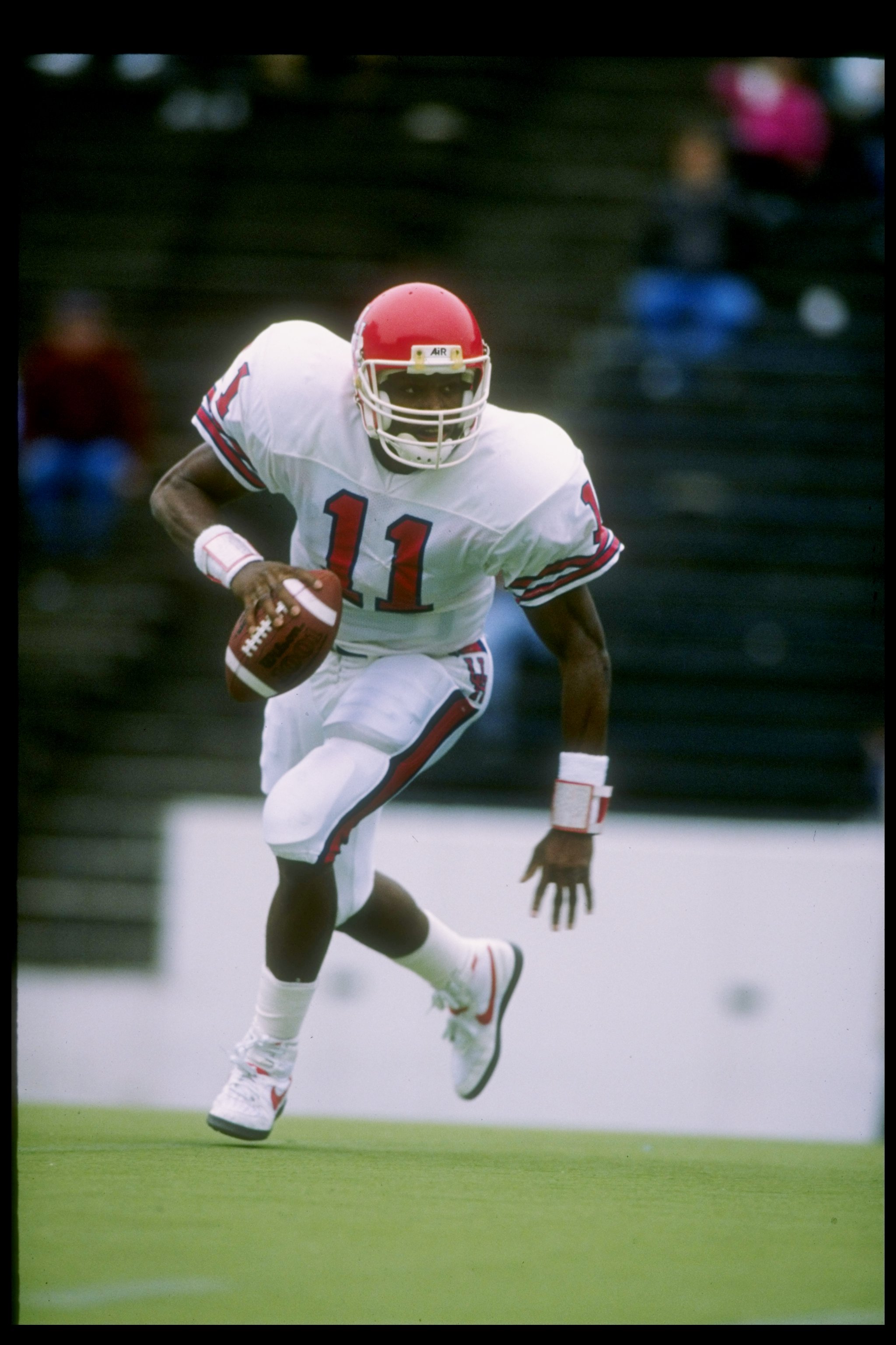 2 Dec 1989: Quarterback Andre Ware #11 of the Houston Cougars in action during a game against the Rice Owls in Houston, Texas. The Houston Cougars won the game 64-0.