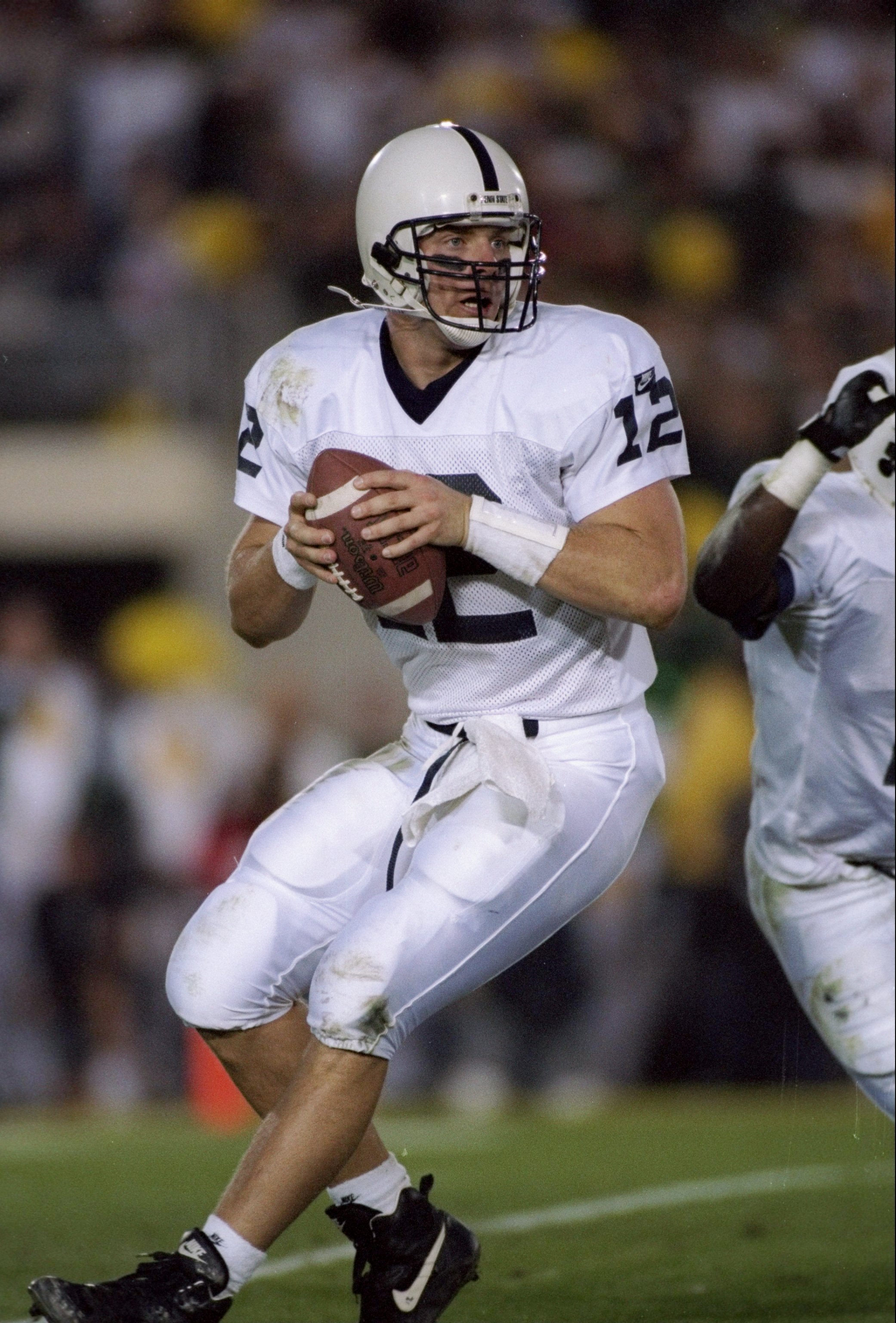 2 Jan 1995:  Quarterback Kerry Collins of the Penn State Nittany Lions drops back to pass during the Rose Bowl against the Oregon Ducks at the Rose Bowl in Pasadena, California.  Penn State won the game 38-20. Mandatory Credit: Mike Powell  /Allsport