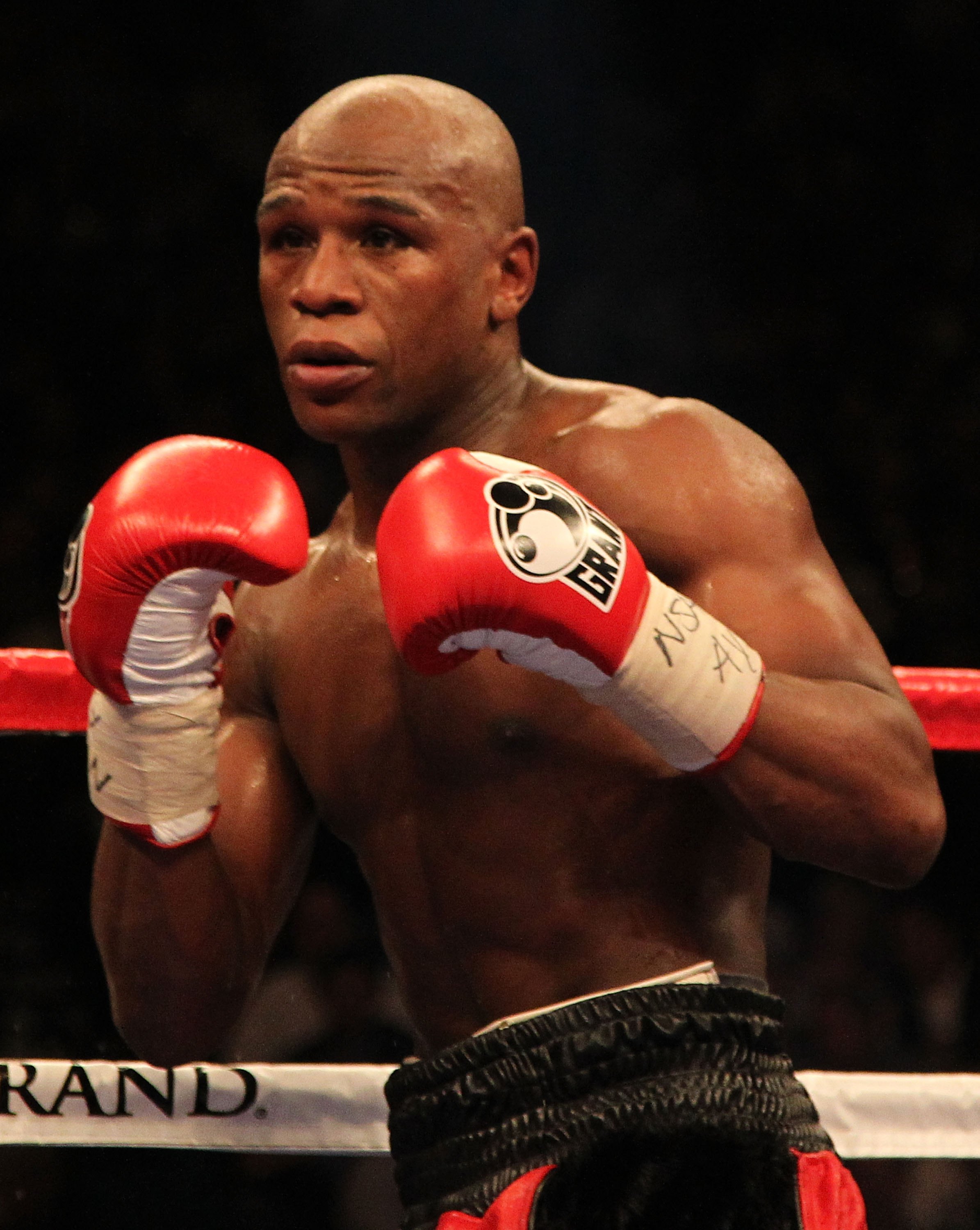 LAS VEGAS - MAY 01: Floyd Mayweather Jr. in action against Shane Mosley during their welterweight fight at the MGM Grand Garden Arena on May 1, 2010 in Las Vegas, Nevada. Mayweather Jr. defeated Mosley by unanimous decison. (Photo by Jed Jacobsohn/Getty