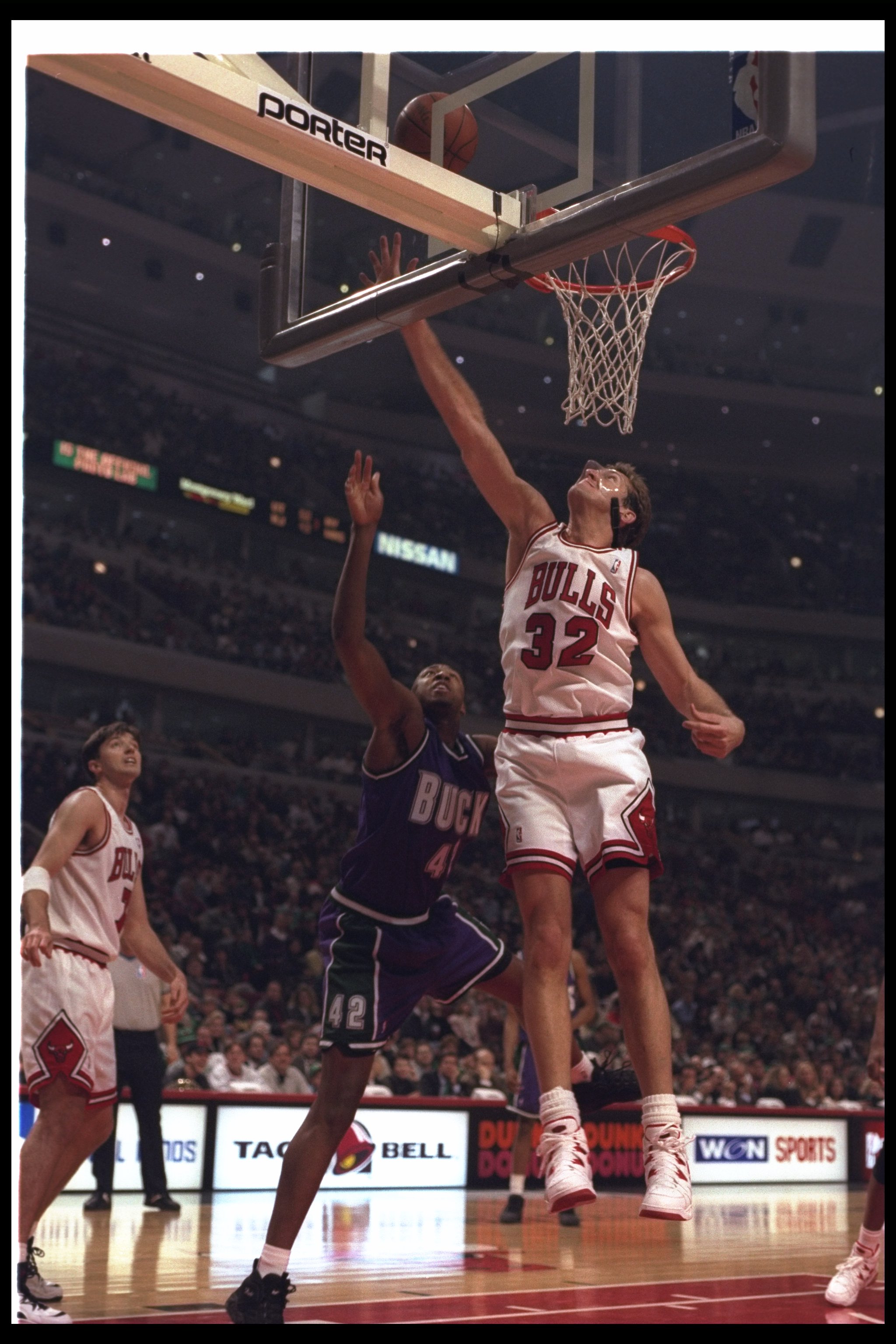 15 Mar 1995:  Center Will Perdue of the Chicago Bulls (right) goes up for two during a game against the Atlanta Hawks at the United Center in Chicago, Illinois.  The Bulls won the game, 99-86. Mandatory Credit: Jonathan Daniel  /Allsport