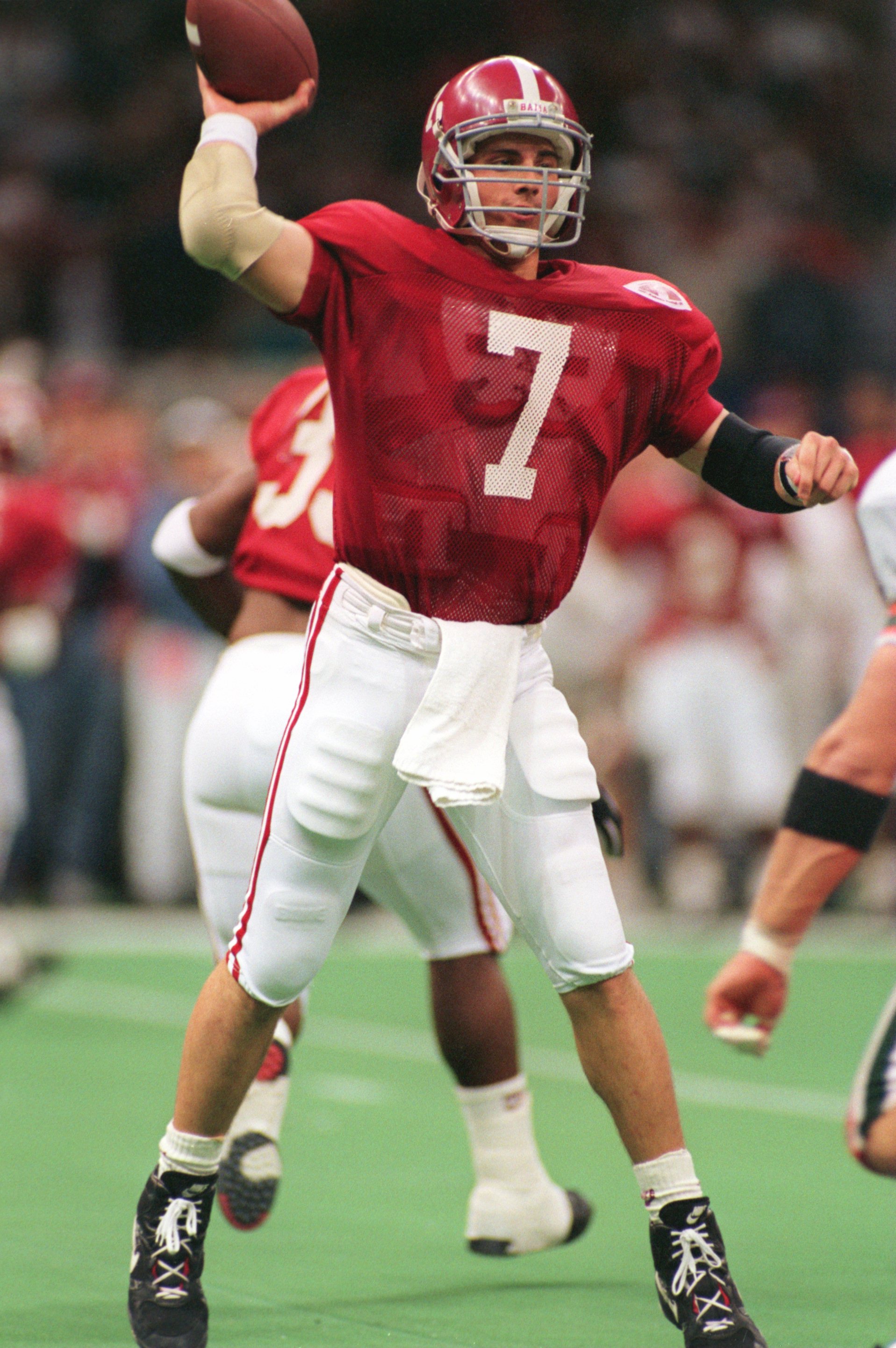 ALABAMA QUARTERBACK JAY BARKER DELIVERS A PASS FROM THE POCKET DURING THE CRIMSON TIDE'S 34-13 VICTORY OVER THE MIAMI HURRICANES IN THE 1993 SUGAR BOWL AT THE SUPERDOME IN NEW ORLEANS, LOUISIANA. WITH THE VICTORY, ALABAMA FINISHED UNDEFEATED AND WAS AWARD