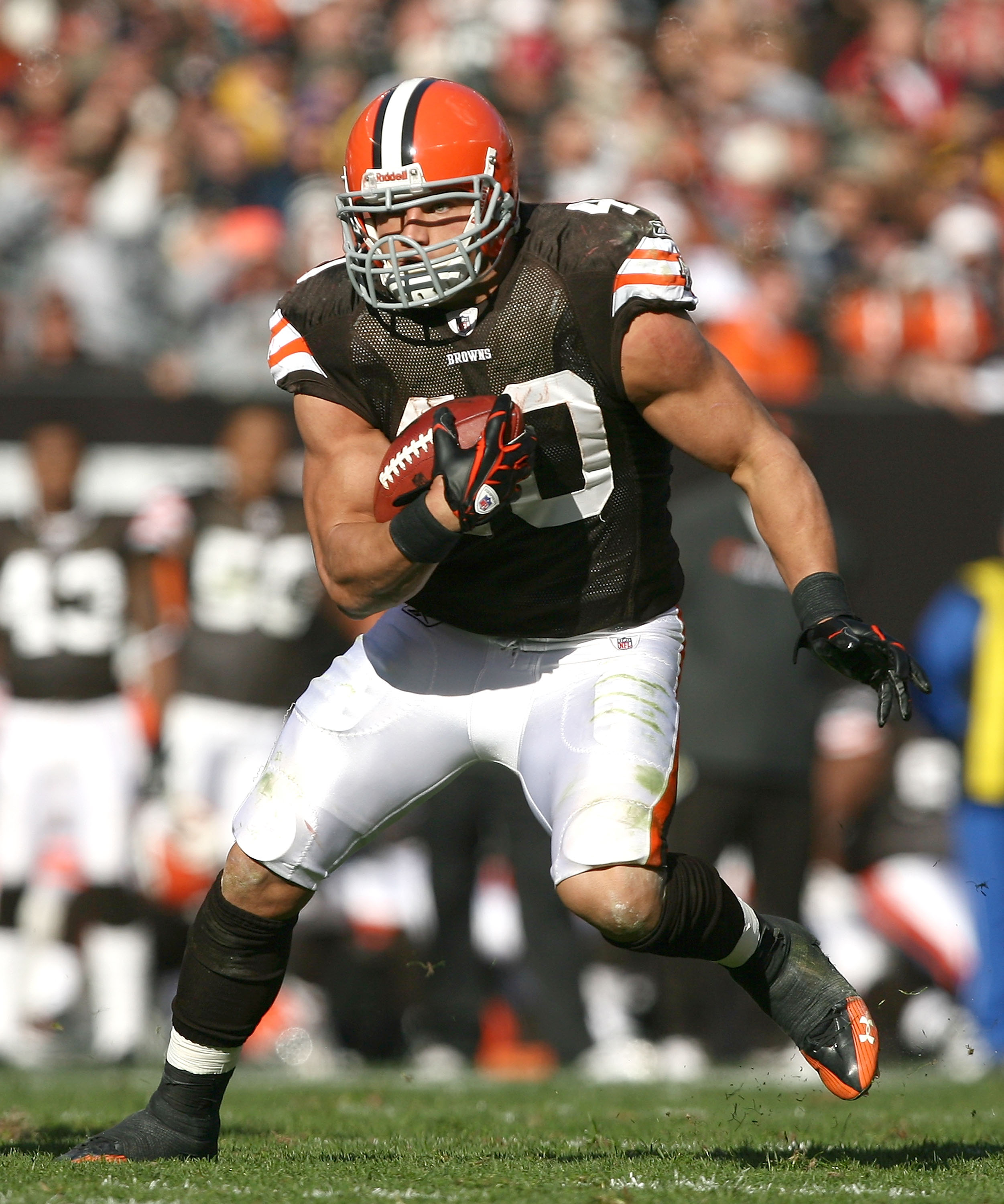 Cleveland Browns running back Peyton Hillis (40) on the sideline during the  fourth quarter of an NFL Football game against the Pittsburgh Steelers  Thursday, Dec. 8, 2011, in Pittsburgh. Pittsburgh won 14-3. (