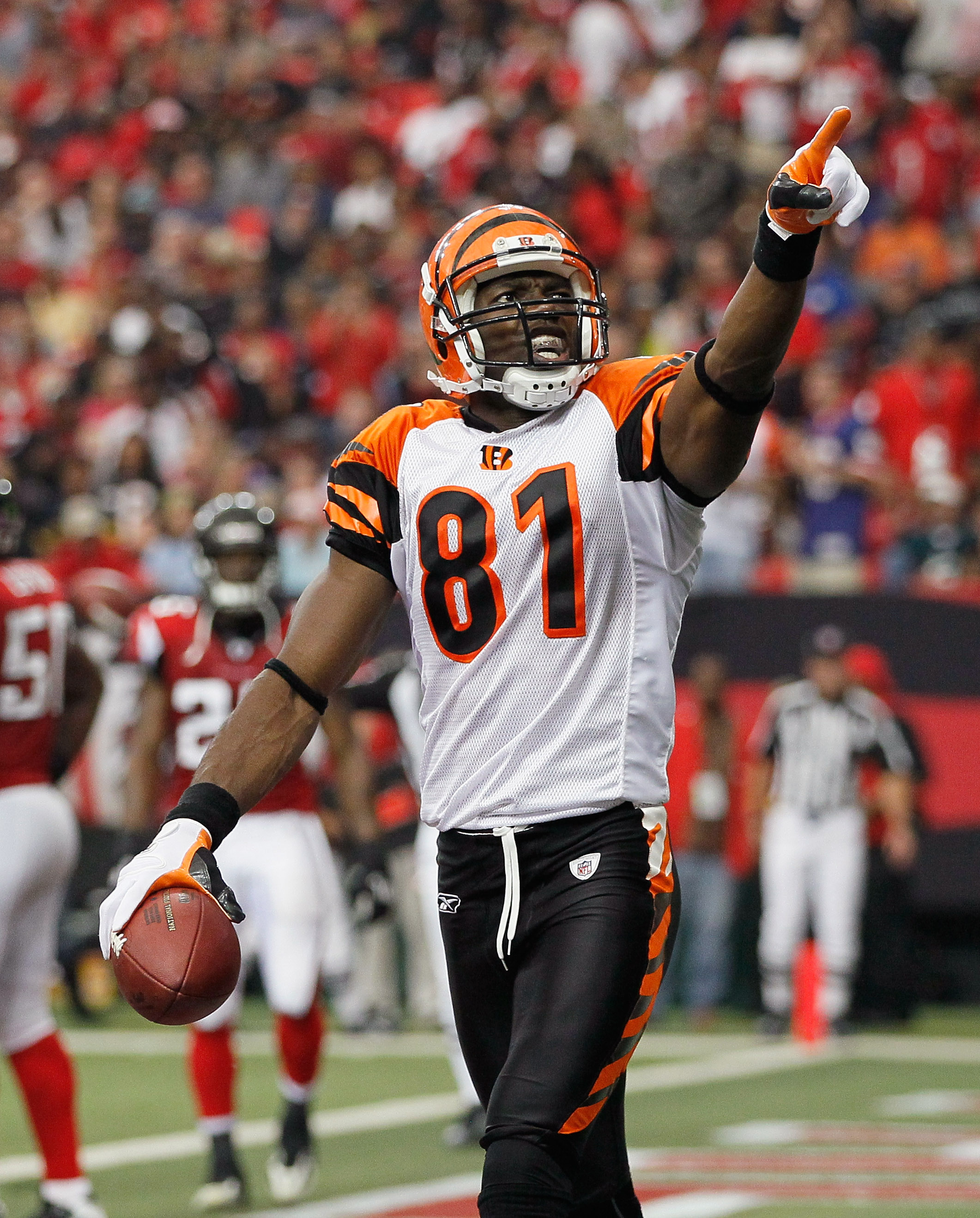 08 AUG 2010: Terrell Owens of the Bengals entertains the fans as he warms  up before the Pro Football Hall of Fame Game with the Cincinnati Bengals vs  the Dallas Cowboys at