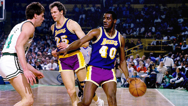 Members of the 1985 Los Angeles Lakers pose for a photo in a