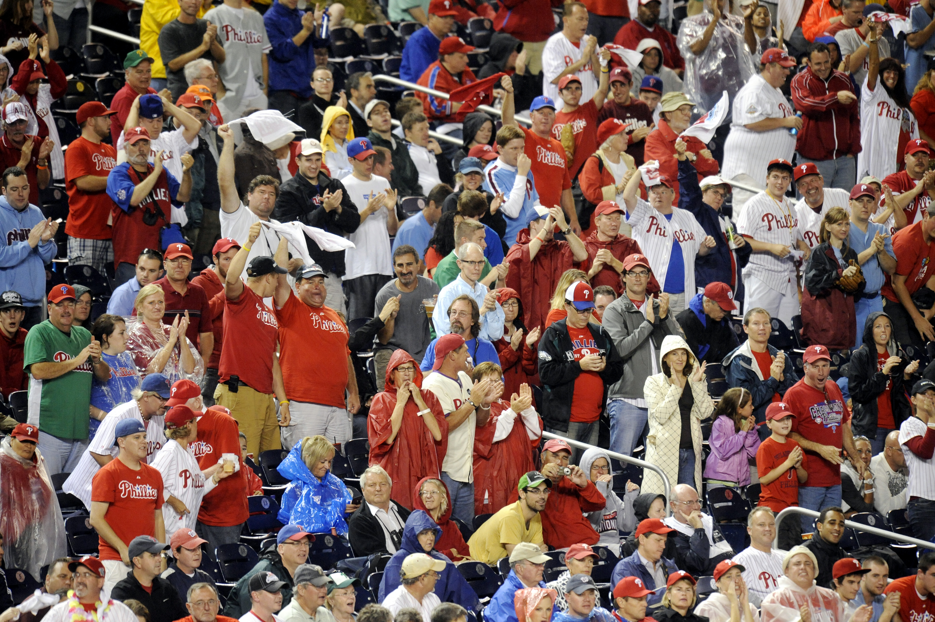 Andres Galarraga of the Atlanta Braves reacts after fans cheer his News  Photo - Getty Images