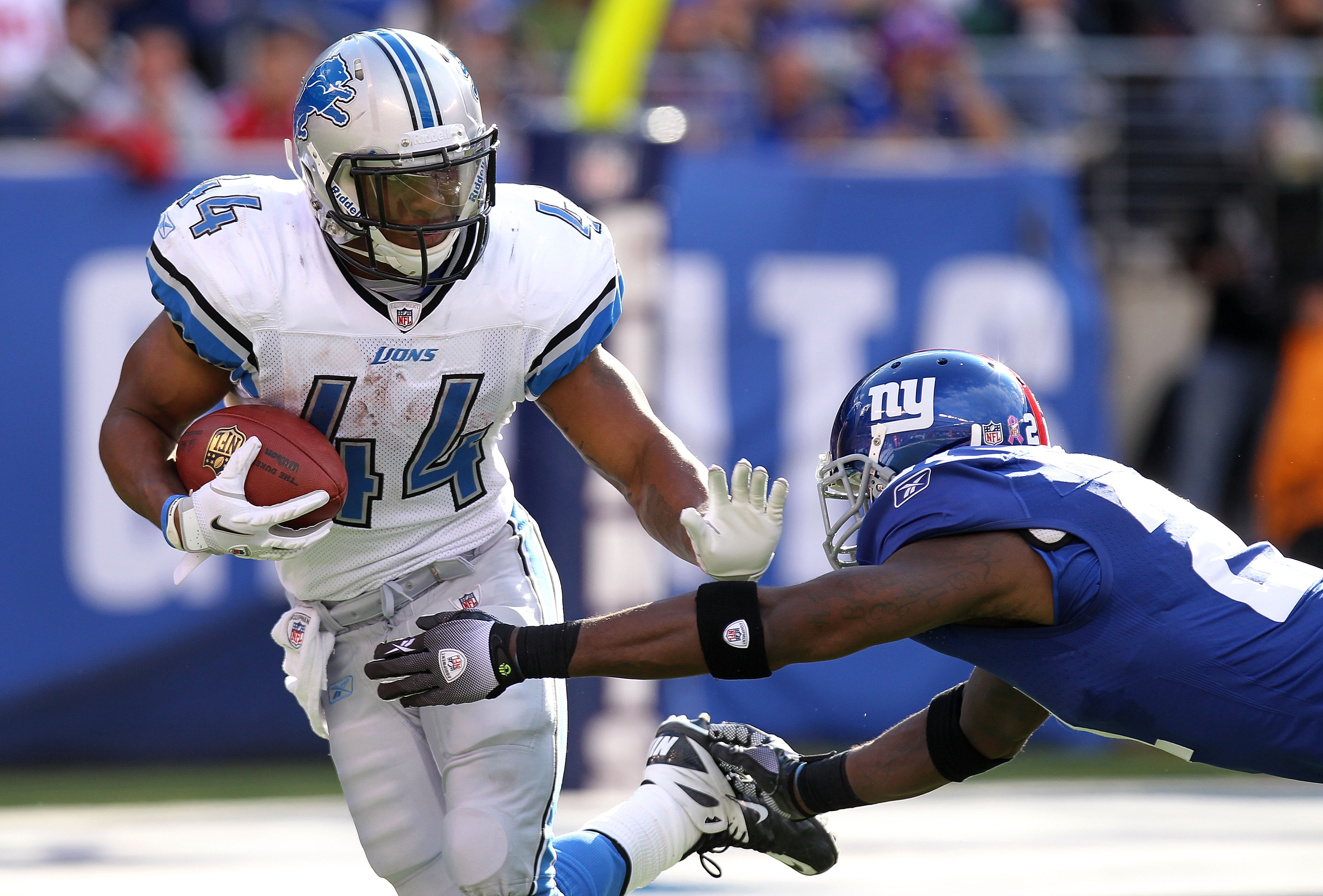 New York Giants' Peyton Hillis (44) rushes as Minnesota Vikings