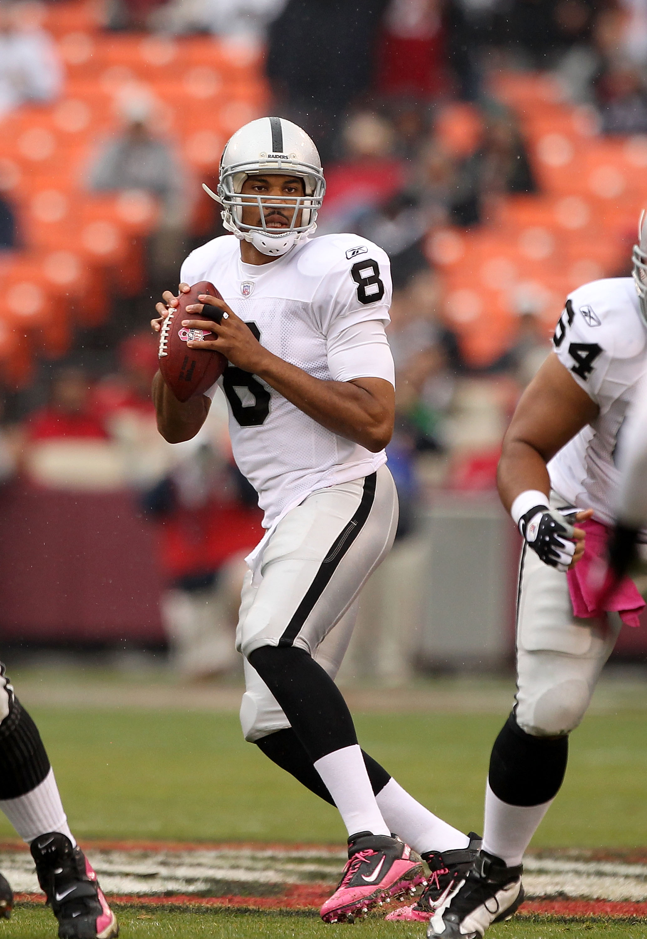 SAN FRANCISCO - OCTOBER 17:  Jason Campbell #8 of the Oakland Raiders in action against the San Francisco 49ers at Candlestick Park on October 17, 2010 in San Francisco, California.  (Photo by Ezra Shaw/Getty Images)