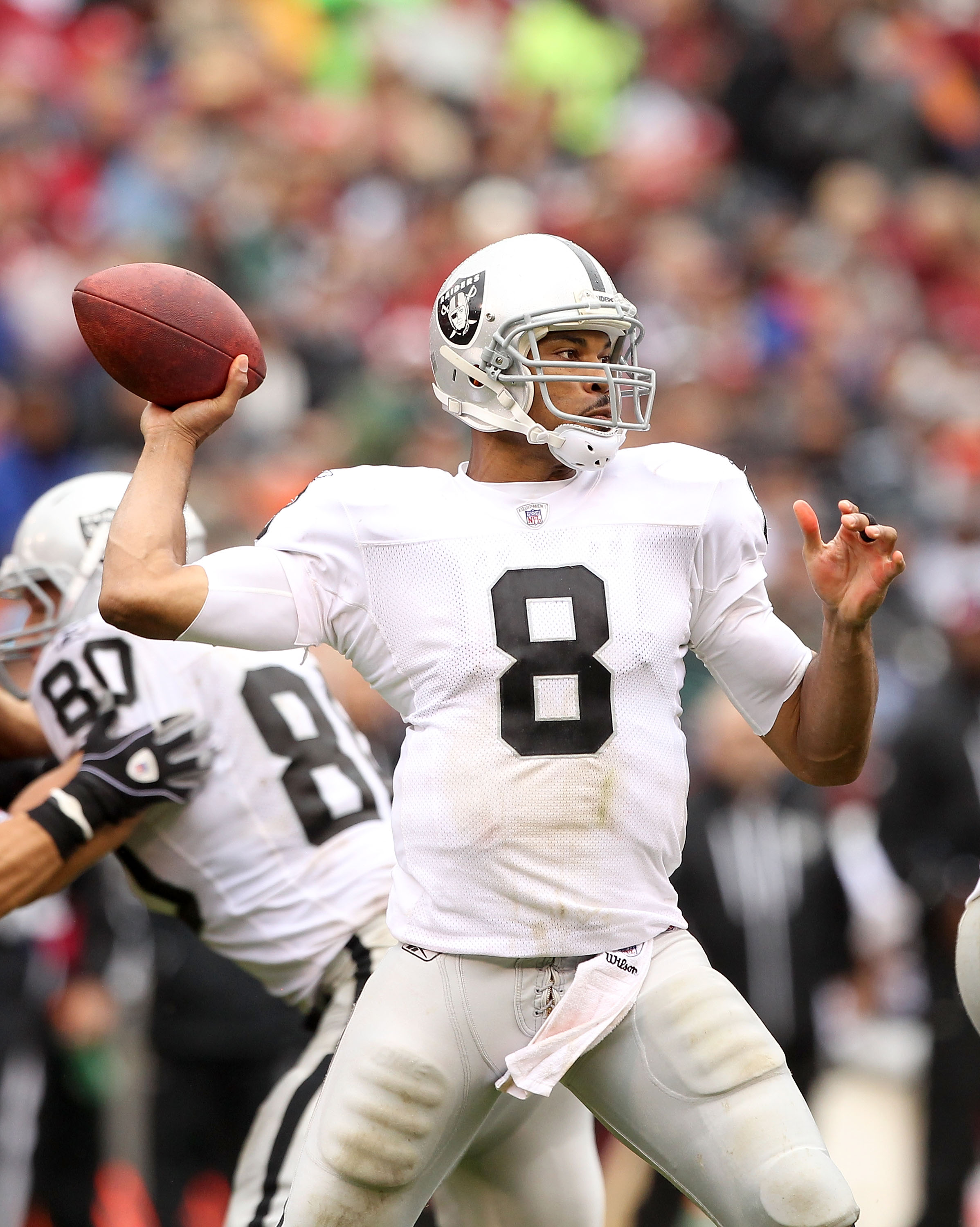 SAN FRANCISCO - OCTOBER 17:  Jason Campbell #8 of the Oakland Raiders in action against the San Francisco 49ers at Candlestick Park on October 17, 2010 in San Francisco, California.  (Photo by Ezra Shaw/Getty Images)