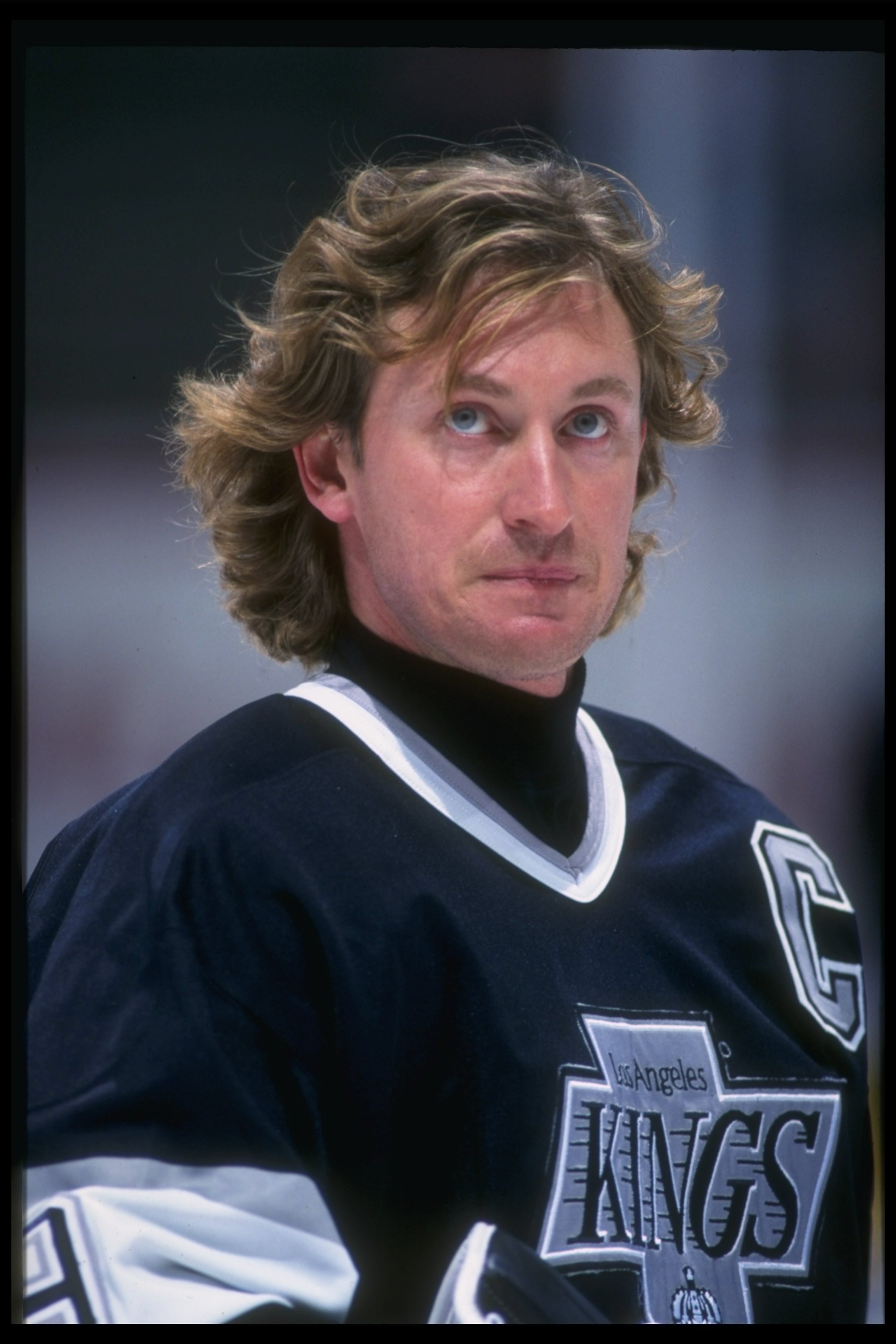 13 Nov 1995:  Center Wayne Gretzky of the Los Angeles Kings looks on during a game against the Anaheim Mighty Ducks at Arrowhead Pond in Anaheim, California.  The Kings won the game, 4-2. Mandatory Credit: Glenn Cratty  /Allsport