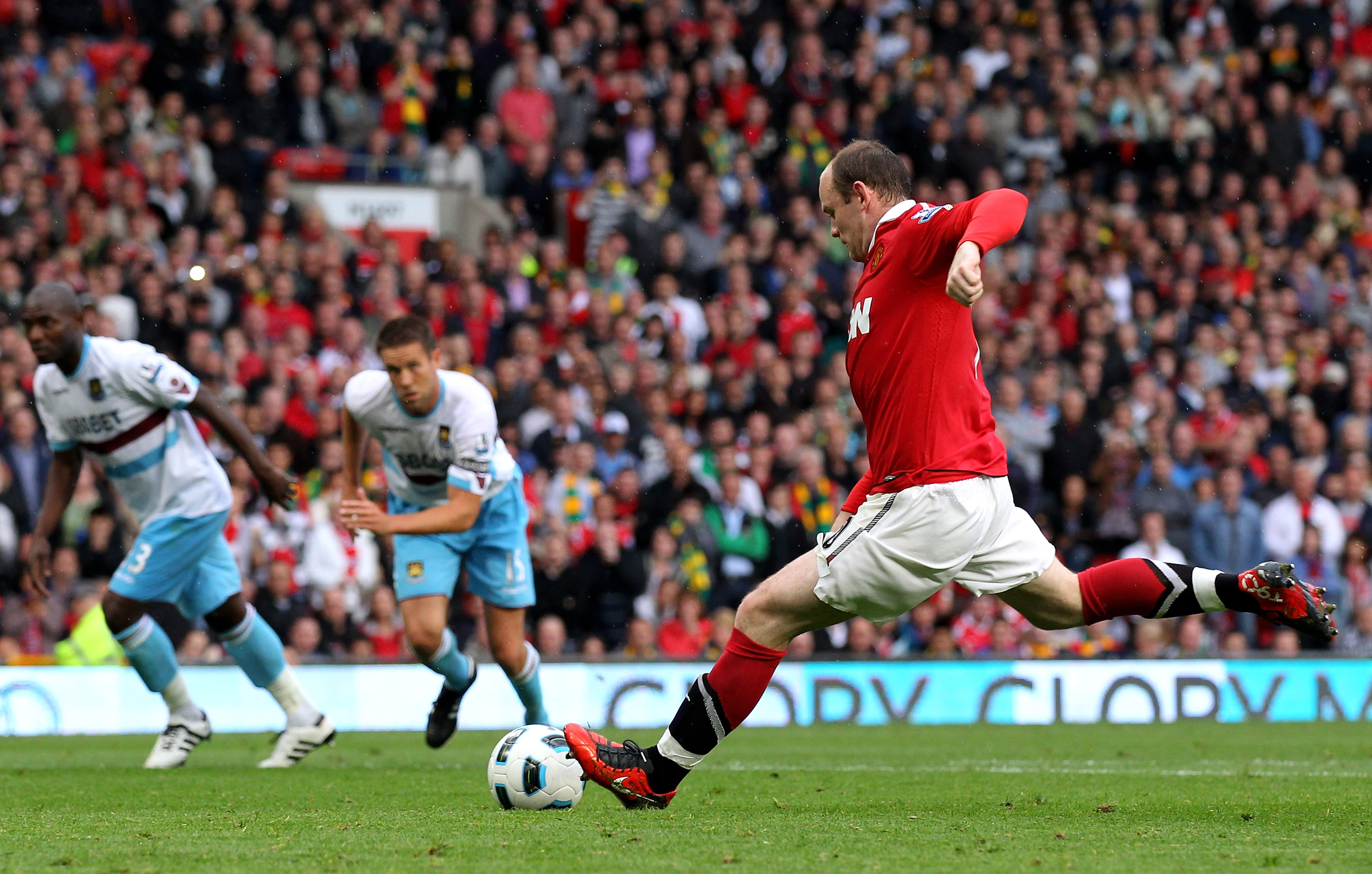 MANCHESTER, ENGLAND - AUGUST 28:  Wayne Rooney of Manchester United scores the opening goal from the penalty spot during the Barclays Premier League match between Manchester United and West Ham United at Old Trafford on August 28, 2010 in Manchester, Engl