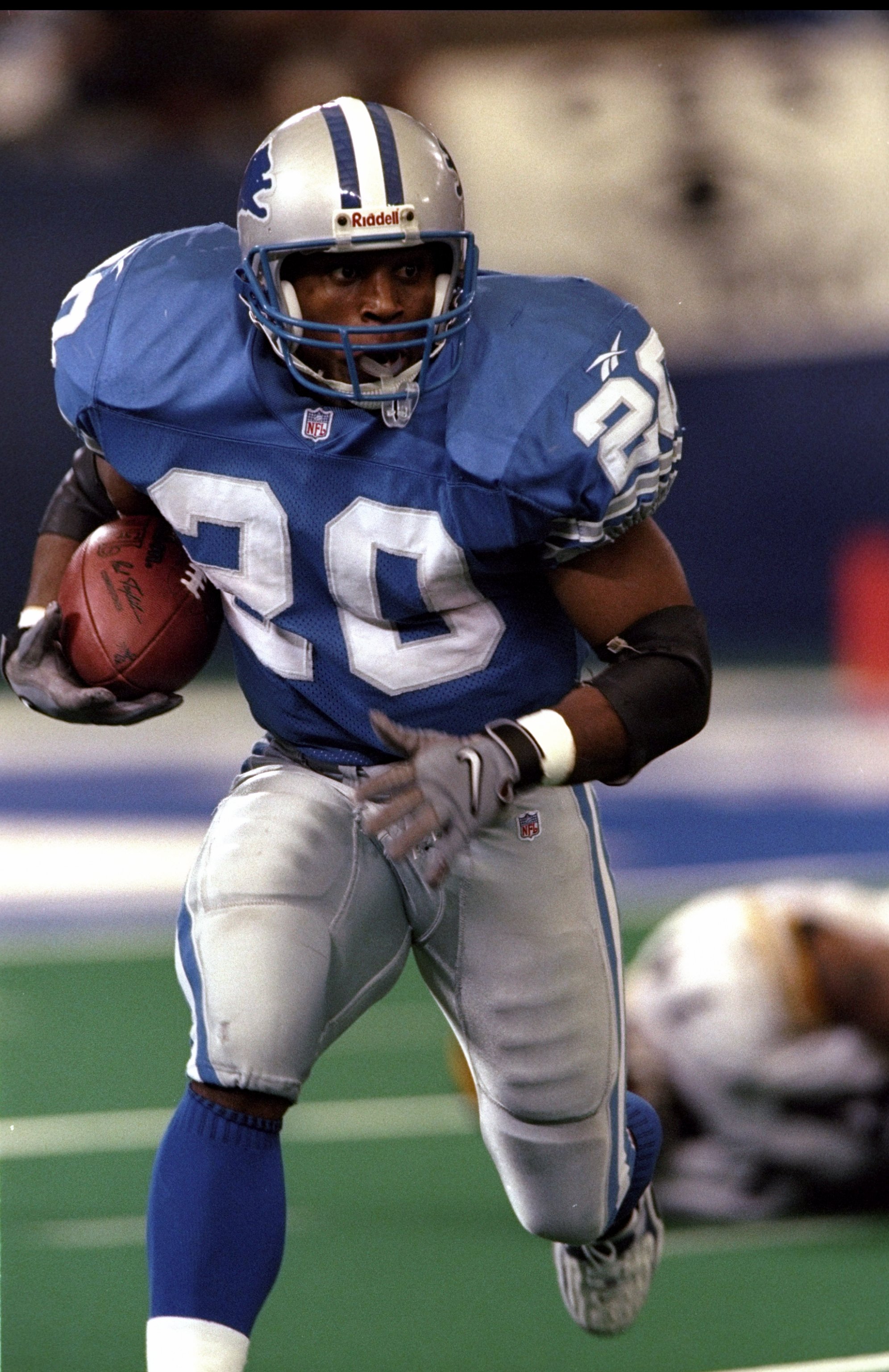 26 Nov 1998: Running back Barry Sanders #20 of the Detroit Lions in action during the game against the Pittsburgh Steelers at the Pontiac Silverdome in Pontiac, Michigan. The Lions defeated the Steelers 19-16.