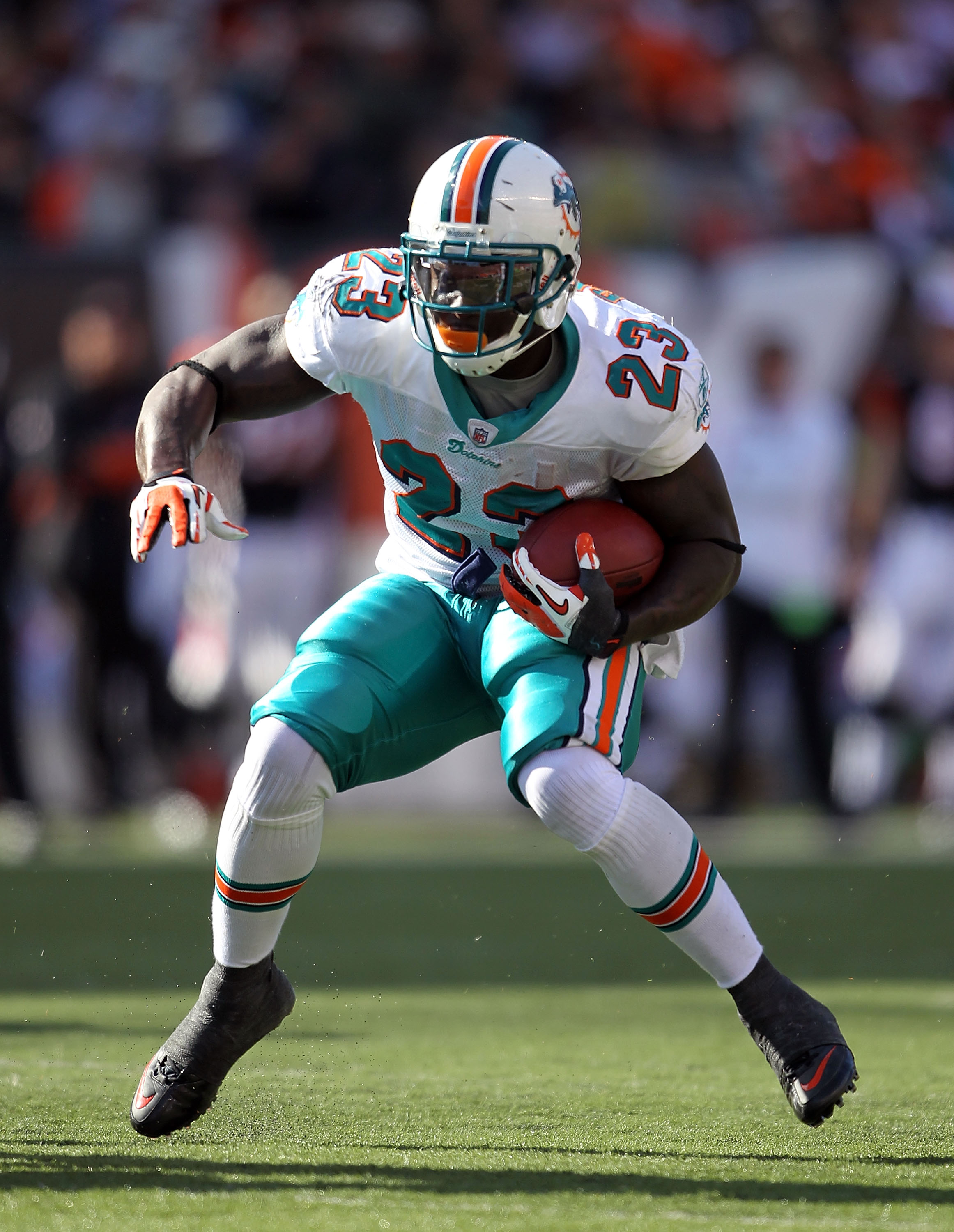 Miami Dolphins quarterback Chad Henne passes the ball during first quarter  NFL football action in Miami, Sunday, Nov. 15 against the Tampa Bay  Buccaneers. (AP Photo/Hans Deryk Stock Photo - Alamy