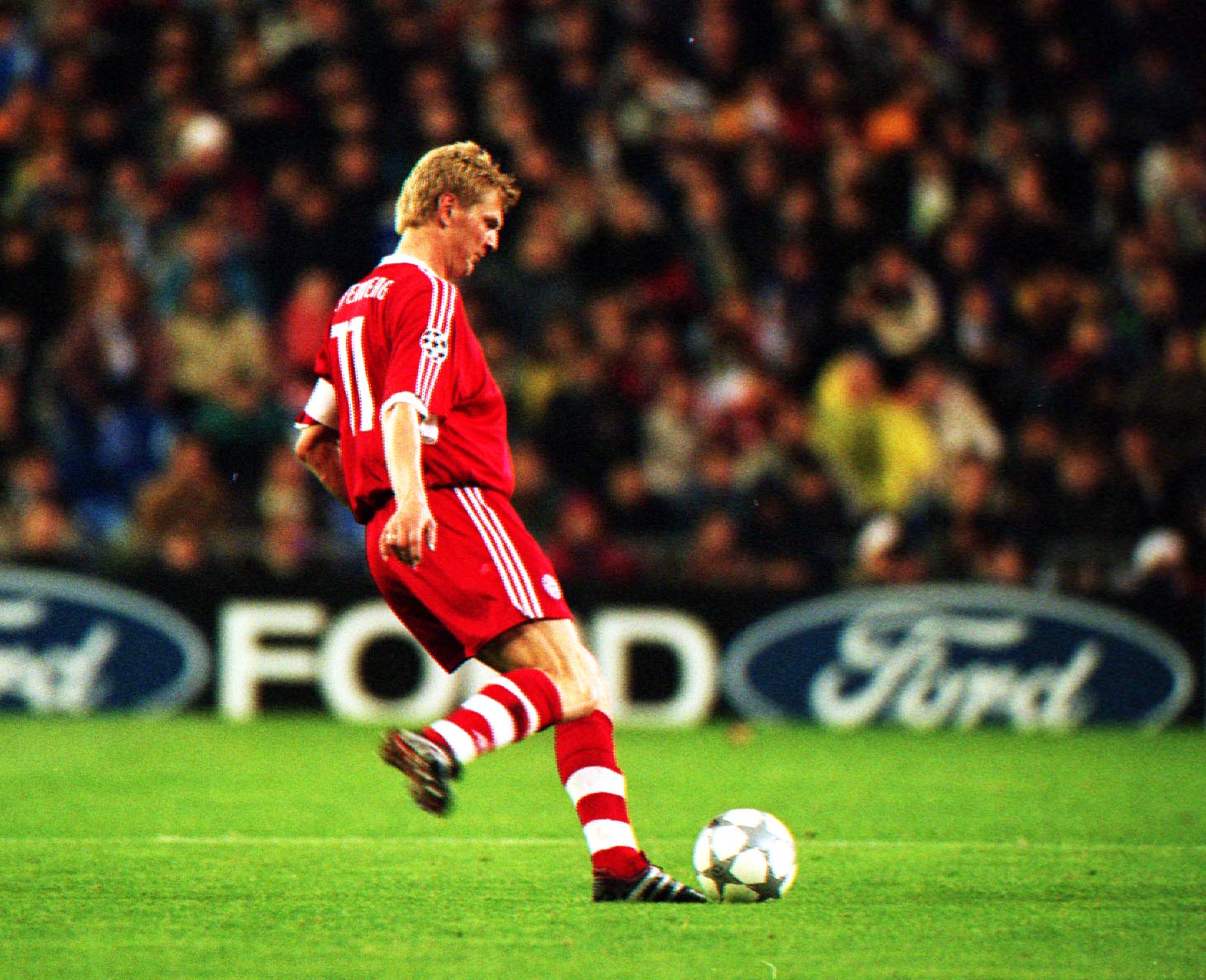 1 May 2001 :  Steffan Effenberg of Bayern Munich in action during the UEFA Champions League semi-final 1st leg, against Real Madrid at the Bernabeu, Madrid. Credit :  Stu Forster/Allsport. Mandatory Credit: Stu Forster/ALLSPORT