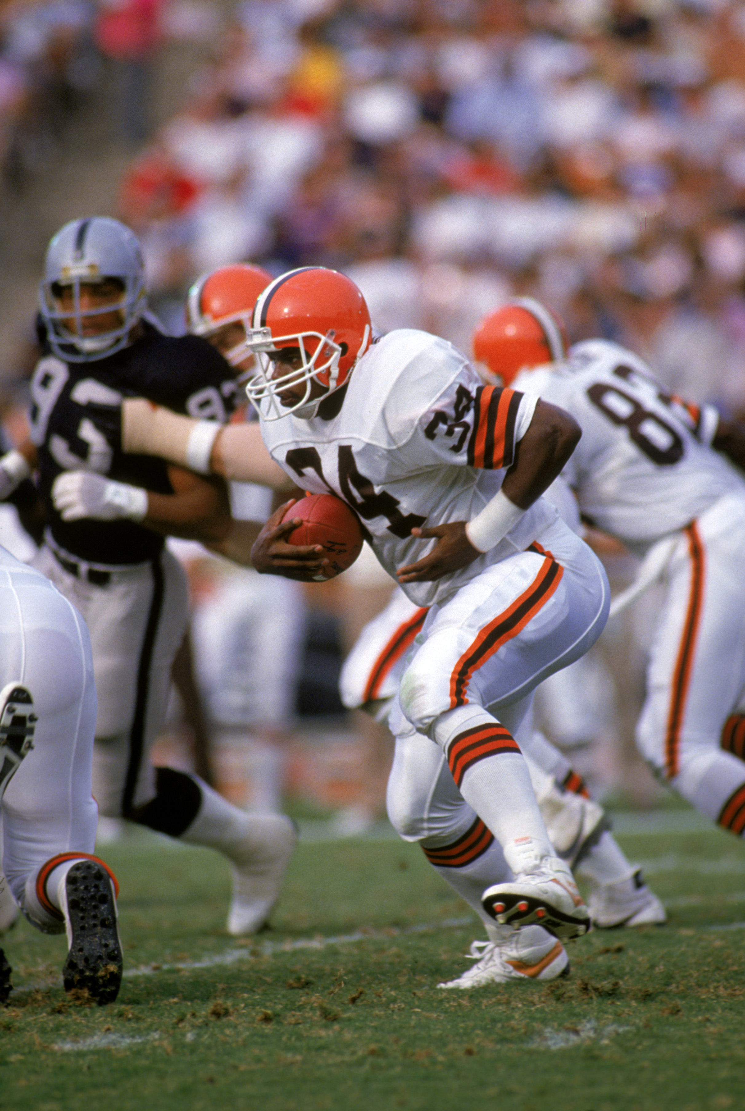 Cleveland Browns running back Kevin Mack (34) carries the football