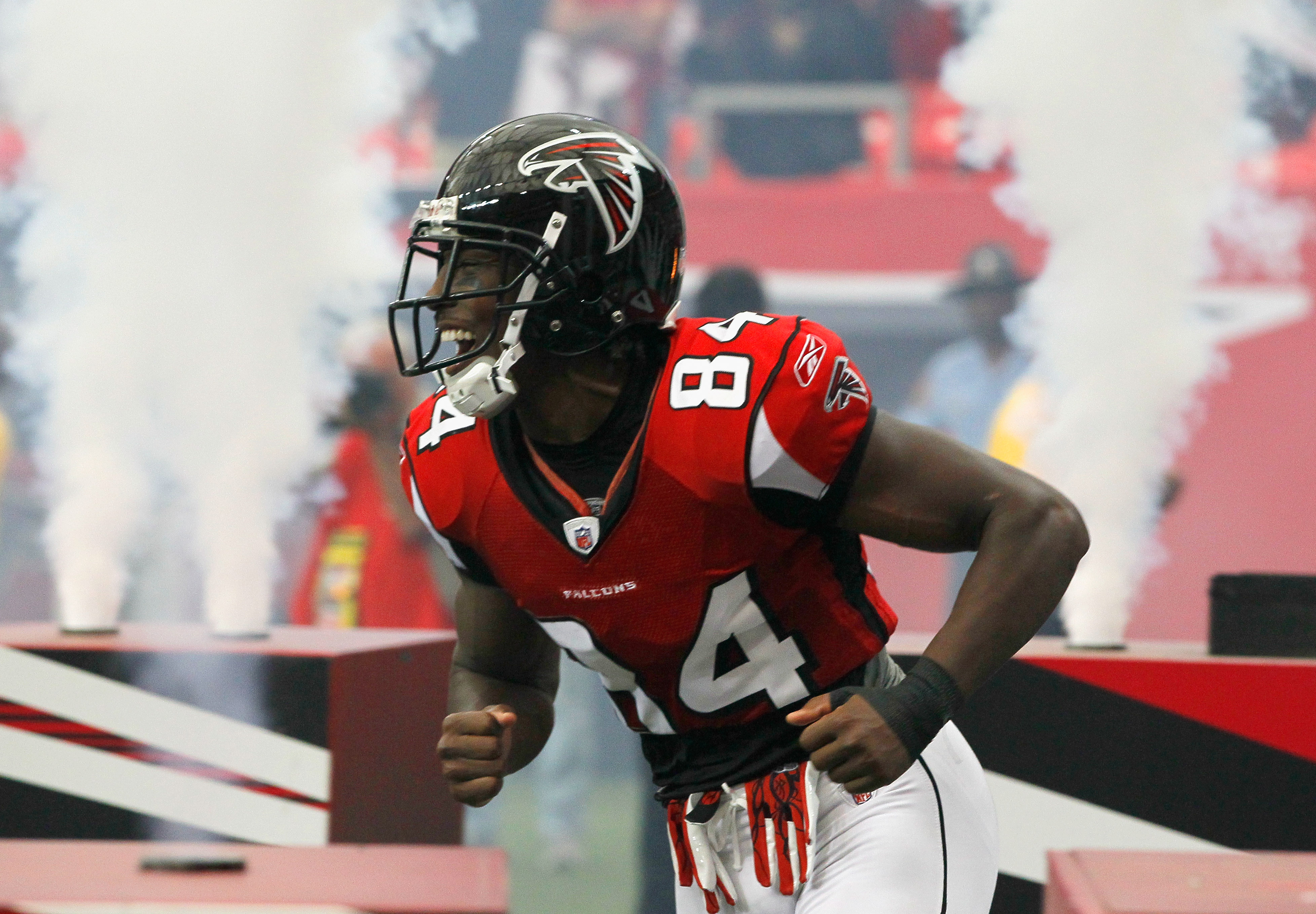 Atlanta Falcons wide receiver Roddy White (84) brings in a catch for a  first down during the first half of the NFC Championship game at the  Georgia Dome in Atlanta on January