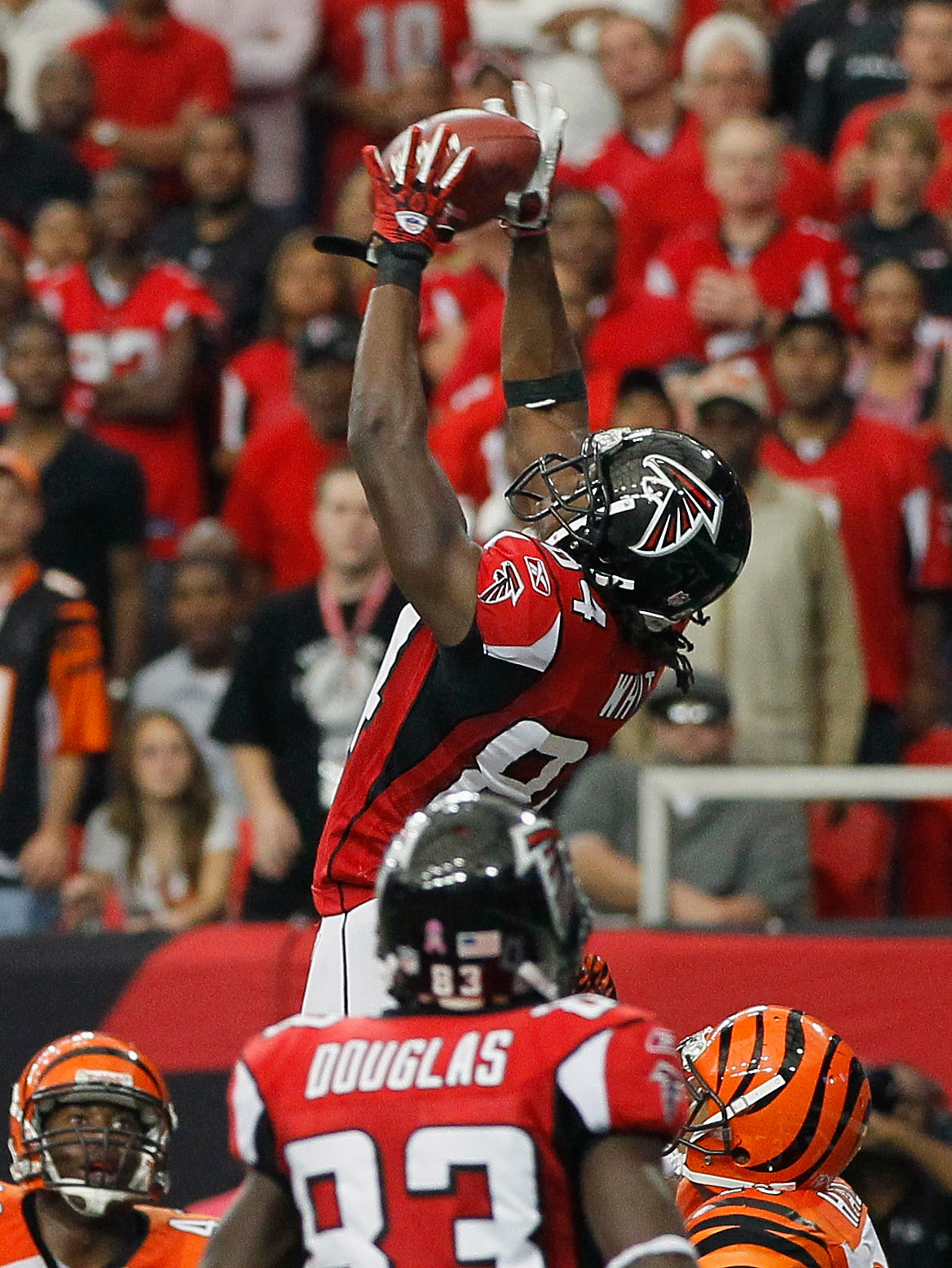 Atlanta Falcons wide receiver Roddy White (84) warms up before the first  half of an NFL football game against the Pittsburgh Steelers, Sunday, Dec.  14, 2014, in Atlanta. (AP Photo/David Goldman Stock