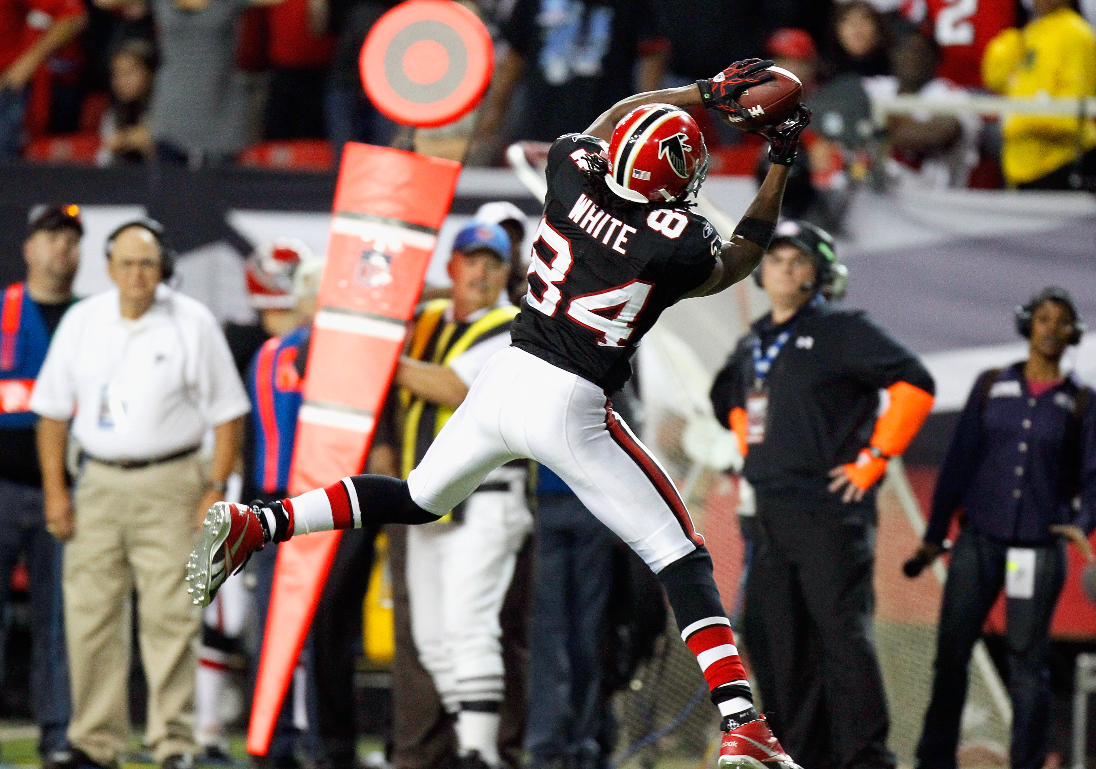 Atlanta Falcons wide receiver Roddy White (84) warms up before the first  half of an NFL football game against the Pittsburgh Steelers, Sunday, Dec.  14, 2014, in Atlanta. (AP Photo/David Goldman Stock