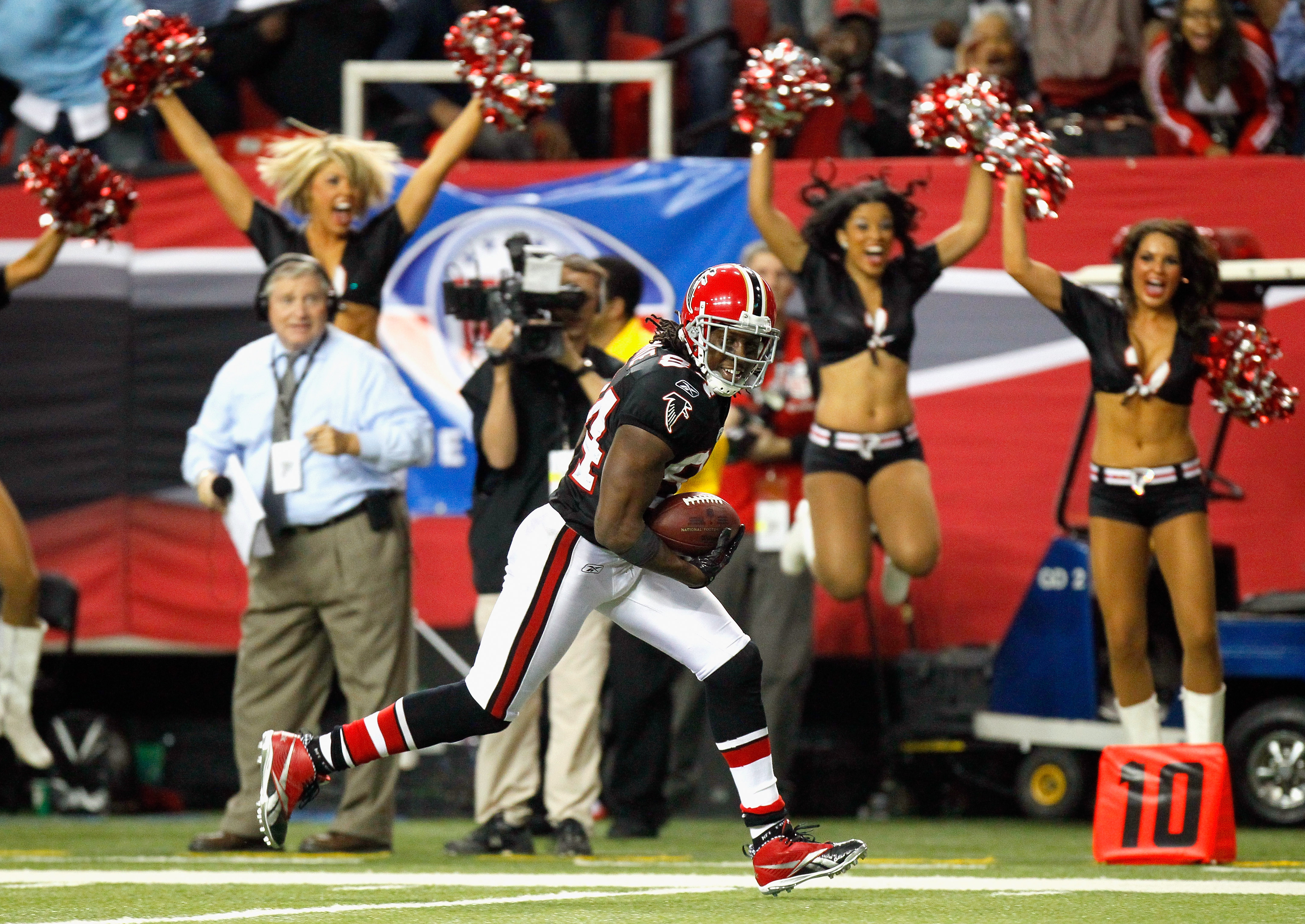 Atlanta Falcons wide receiver Roddy White (84) warms up before the first  half of an NFL football game against the Pittsburgh Steelers, Sunday, Dec.  14, 2014, in Atlanta. (AP Photo/David Goldman Stock