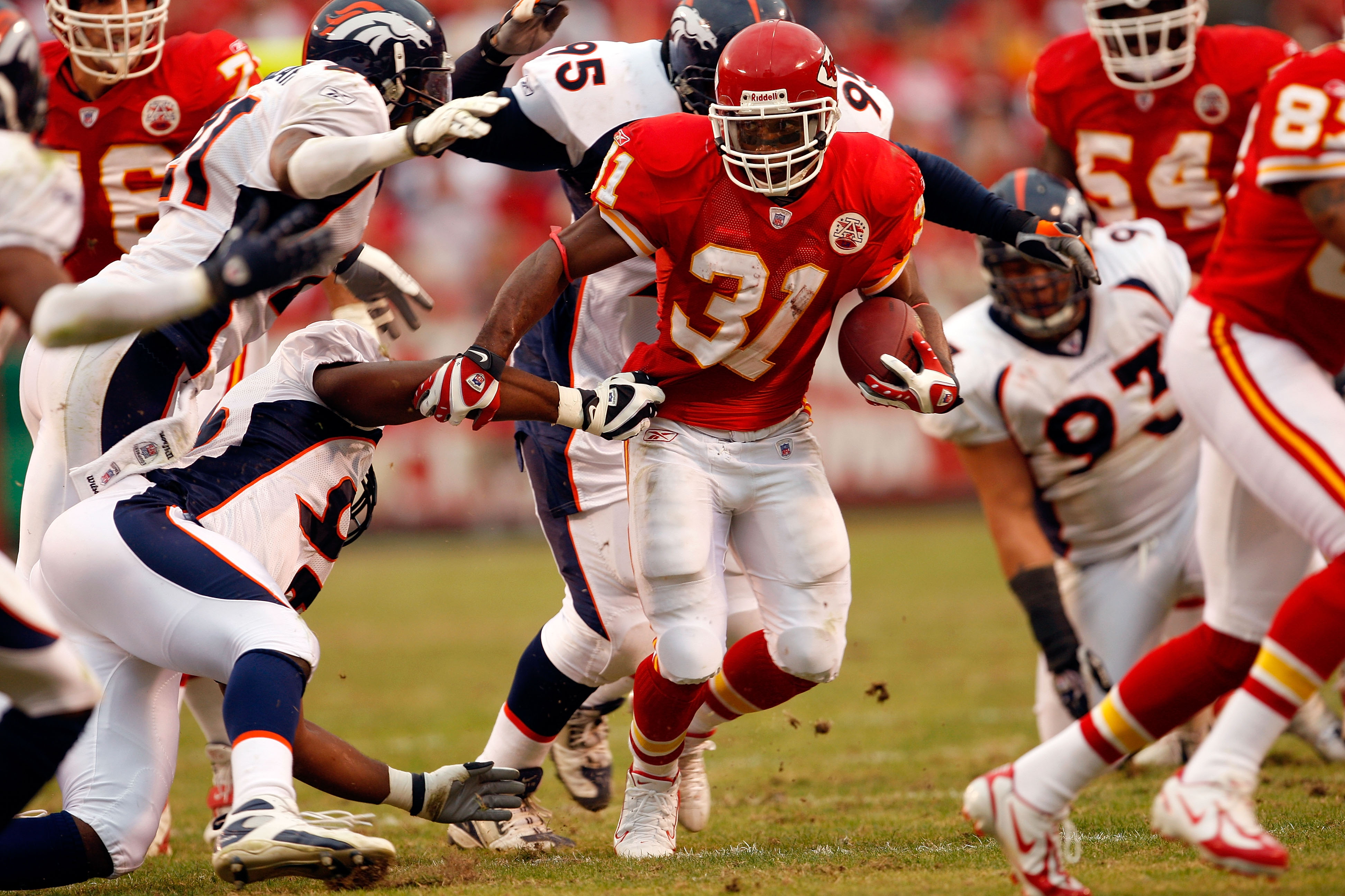 Kansas City Chiefs players Priest Holmes (31) and Jason Dunn (89