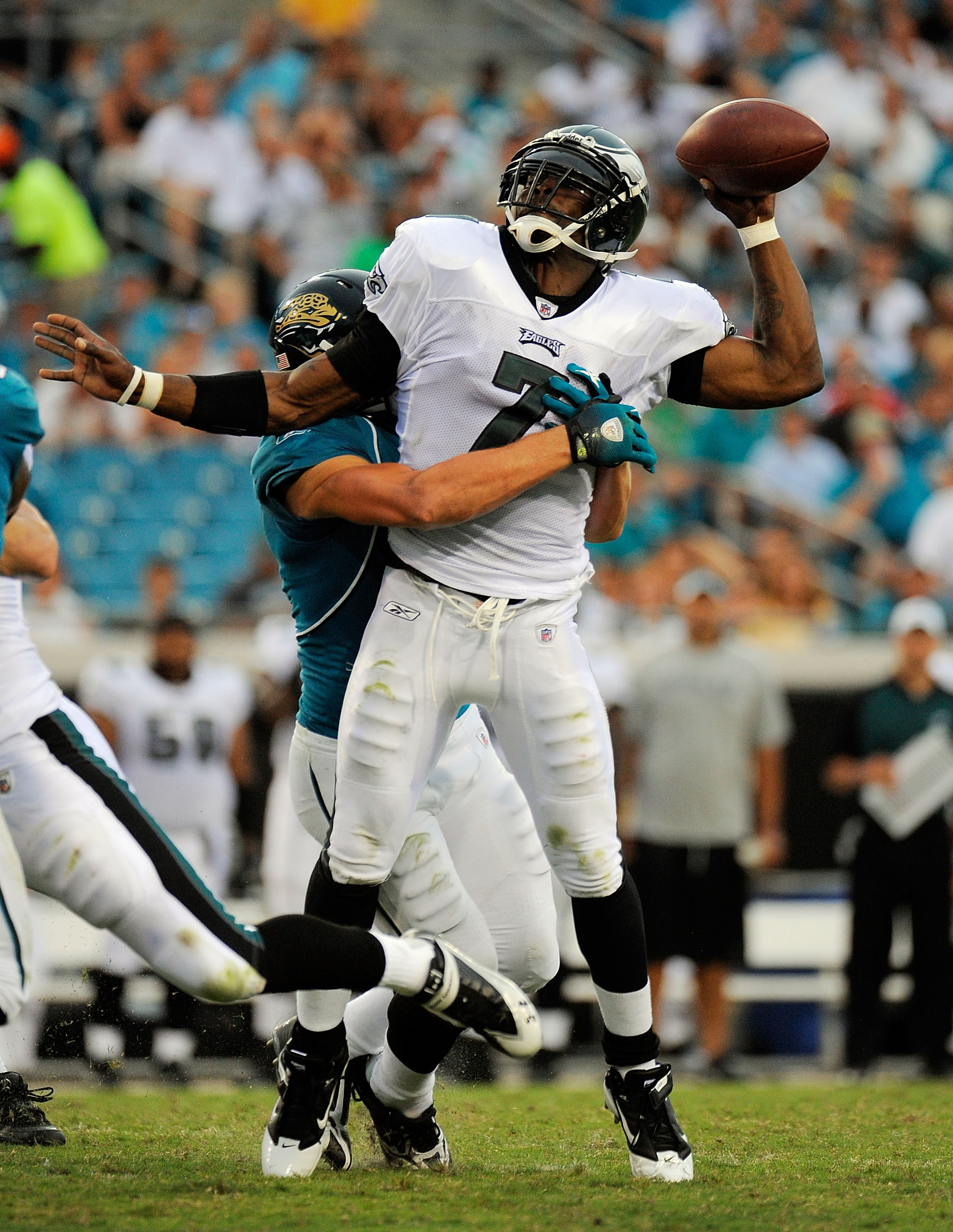 Michael Vick unleashes Eagles offense in victory over Jaguars