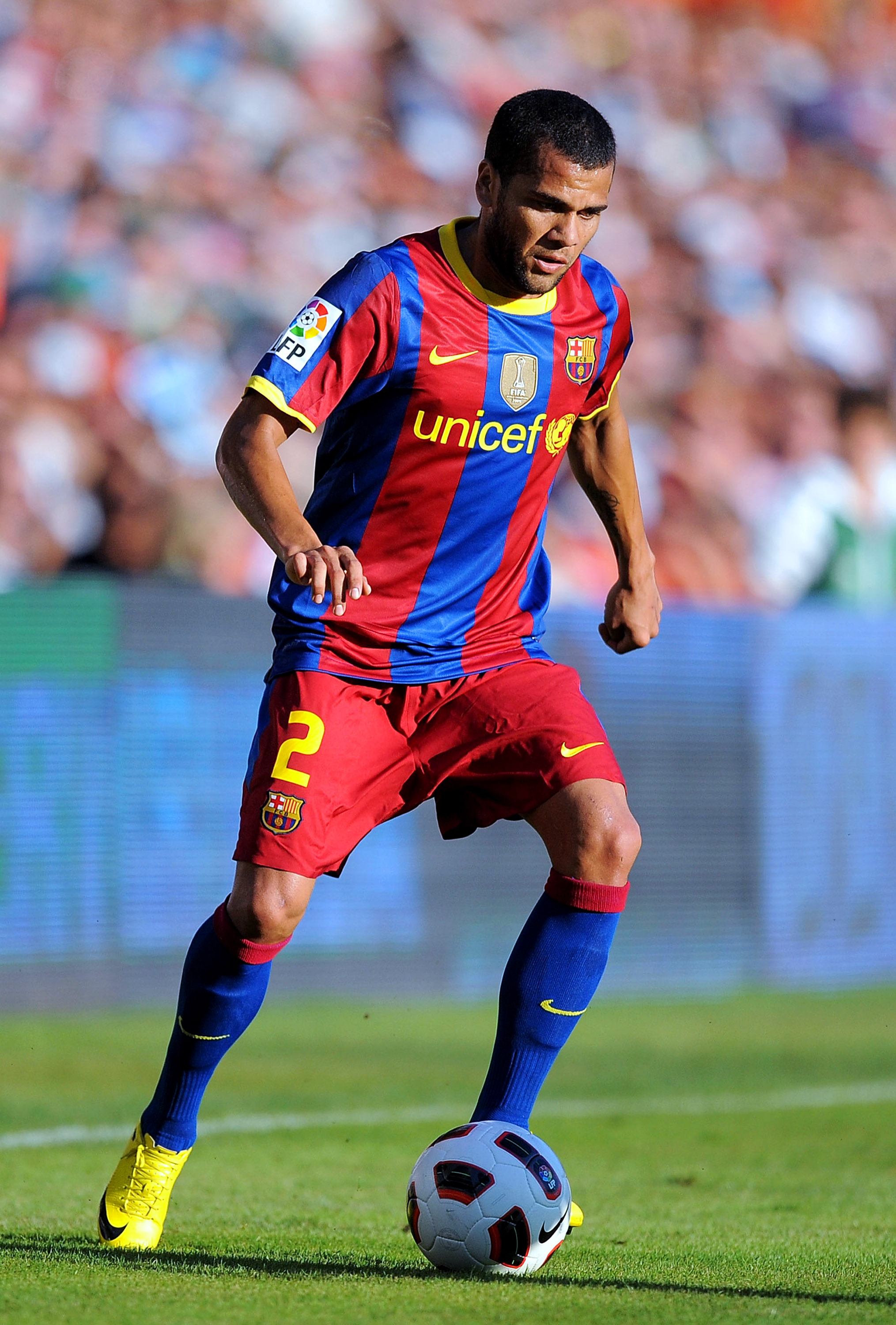 SANTANDER, SPAIN - AUGUST 29: Dani Alves of Barcelona controls the ball during the La Liga match between Racing Santander and Barcelona at El Sardinero stadium on August 29, 2010 in Santander, Spain.  (Photo by Denis Doyle/Getty Images)