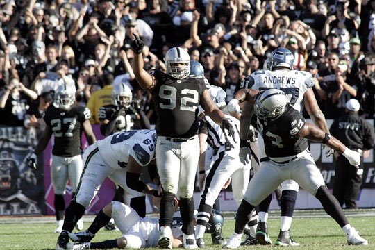 Patriots trade defensive lineman Richard Seymour to Raiders