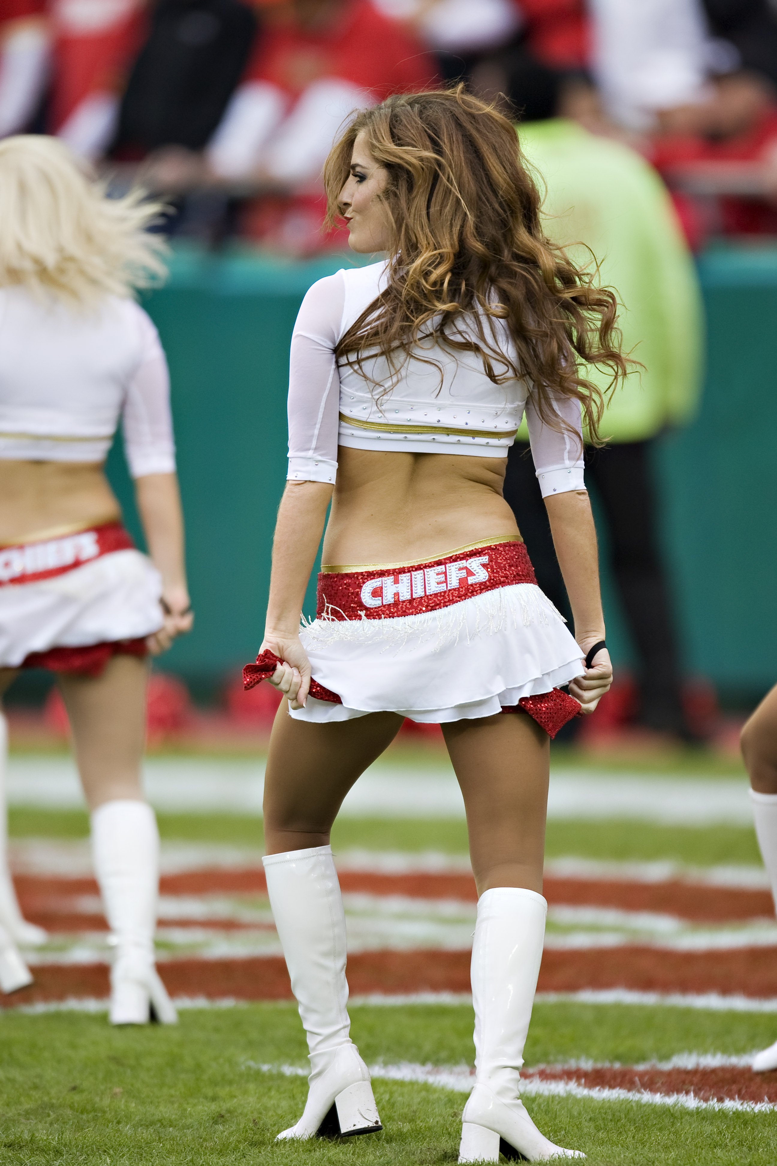 A Kansas City Chiefs cheerleader before an NFL preseason game between  Kansas  city chiefs cheerleaders, Kansas city chiefs, Women leggings outfits