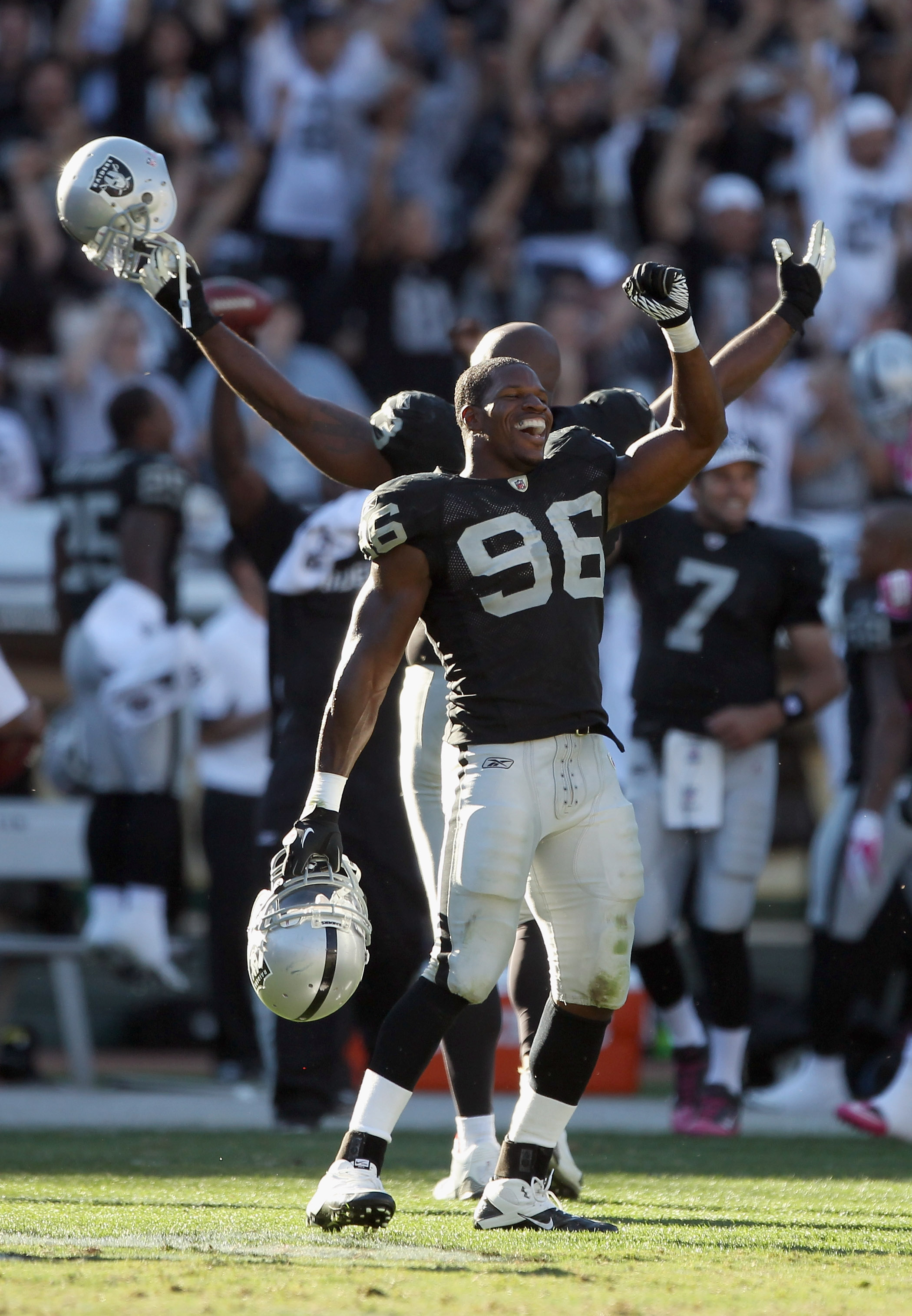 Raiders tight ends thriving as the 'lifeblood' of Oakland's offense