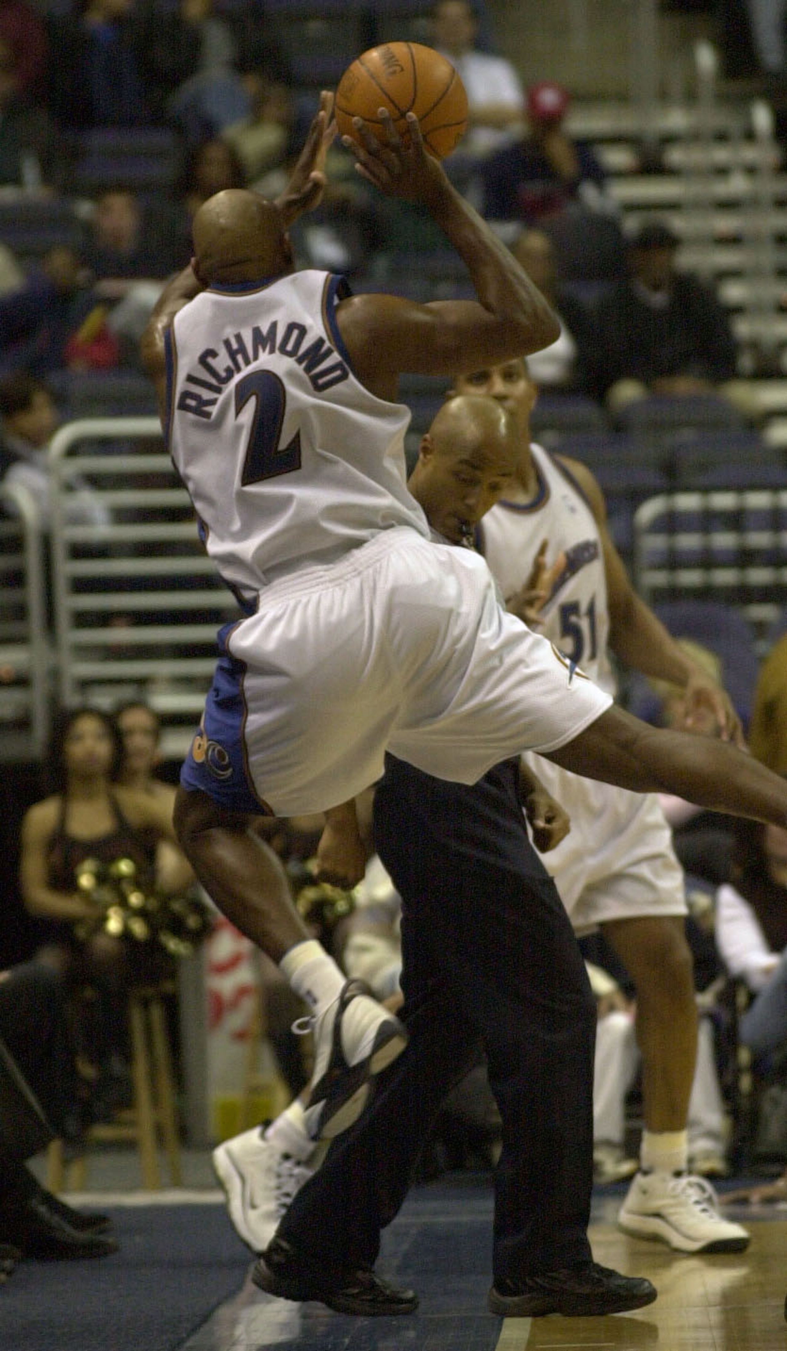 4 Mar 2000: Mitch Richmond #2 of the Washington Wizards passes the ball to teammate Gerald King #51 and keeps the ball in play under the watchful eye of the refree as the Wizards hosted the Detroit Pistons at the MCI Center in Washington D.C. <<DIGITAL 4 Mar 2000: Mitch Richmond #2 of the Washington Wizards passes the ball to teammate Gerald King #51 and keeps the ball in play under the watchful eye of the refree as the Wizards hosted the Detroit Pistons at the MCI Center in Washington D.C. <<DIGITAL