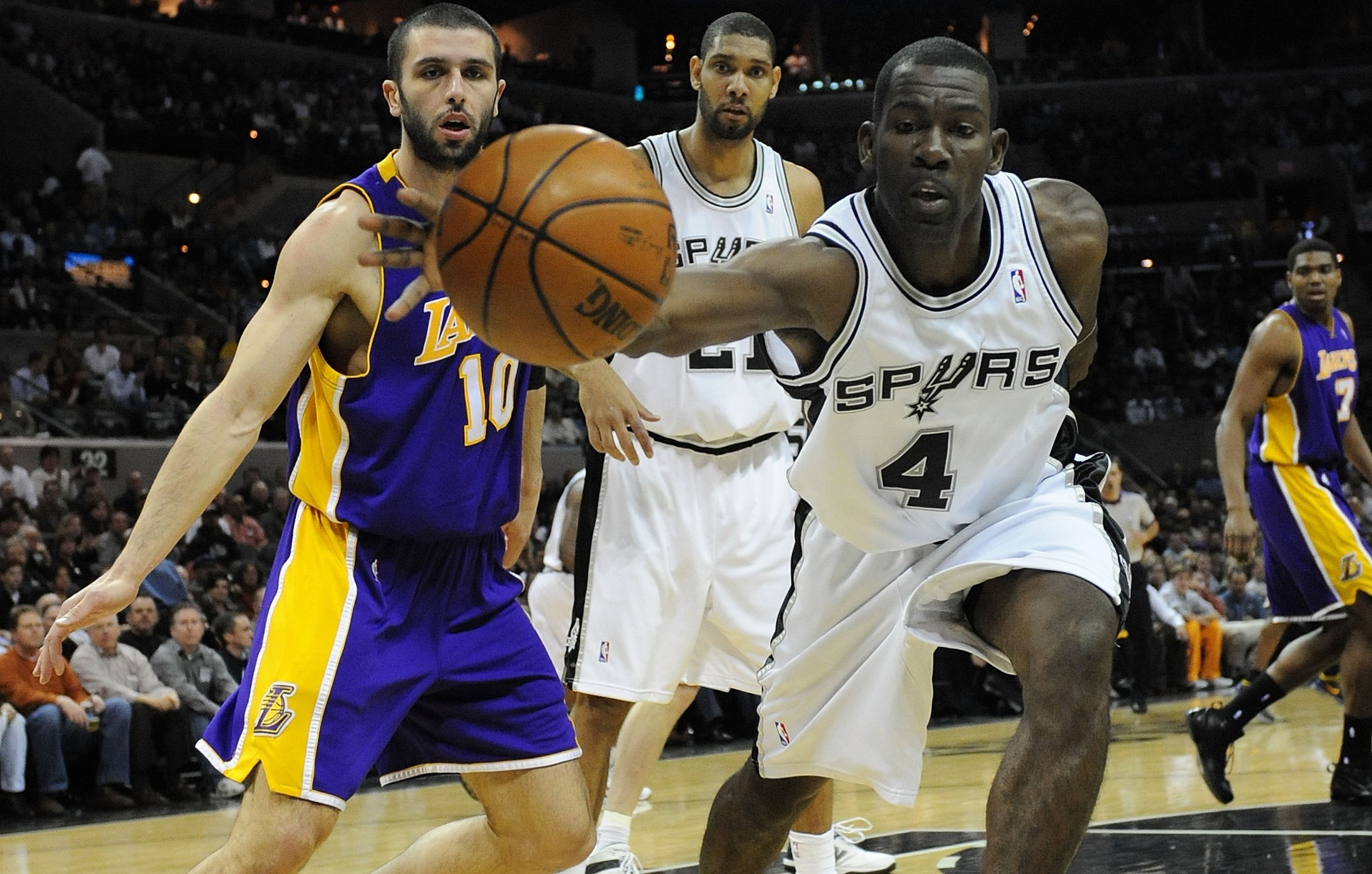 SAN ANTONIO - JANUARY 14: Michael Finley #4 of the San Antonio Spurs during play against the Los Angeles Lakers on January 14, 2009 at AT&T Center in San Antonio, Texas. NOTE TO USER: User expressly acknowledges and agrees that, by downloading and/or us SAN ANTONIO - JANUARY 14: Michael Finley #4 of the San Antonio Spurs during play against the Los Angeles Lakers on January 14, 2009 at AT&T Center in San Antonio, Texas. NOTE TO USER: User expressly acknowledges and agrees that, by downloading and/or us