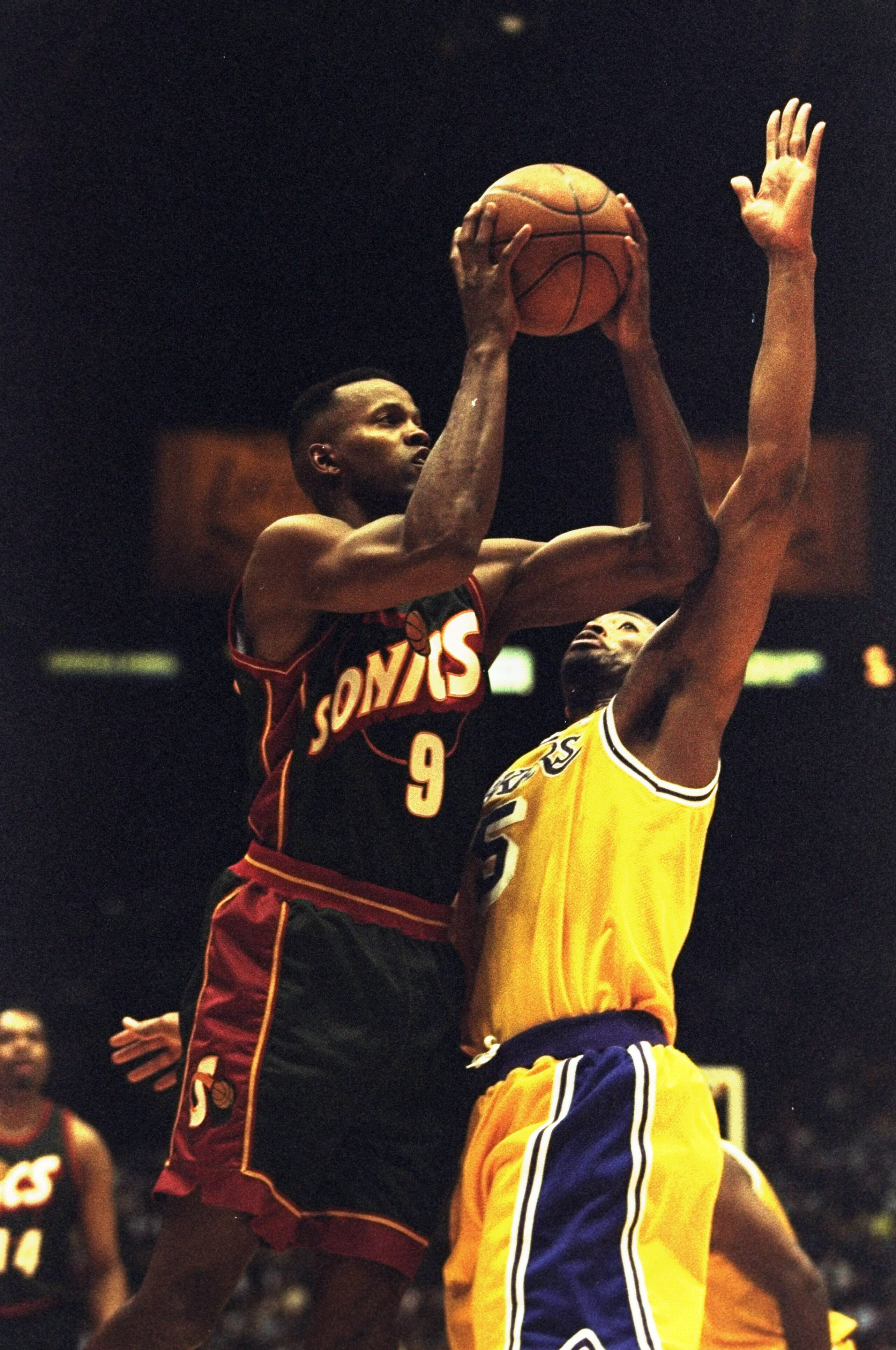 8 May 1998: Dale Ellis of the Seattle Supersonics jumps for a shot in a match between the Seattle Supersonics v Los Angeles Lakers in the NBA League played at the Great Western Forum, Inglewood, California, USA. Lakers won the match 119-103. \ MandatoryC 8 May 1998: Dale Ellis of the Seattle Supersonics jumps for a shot in a match between the Seattle Supersonics v Los Angeles Lakers in the NBA League played at the Great Western Forum, Inglewood, California, USA. Lakers won the match 119-103. \ MandatoryC