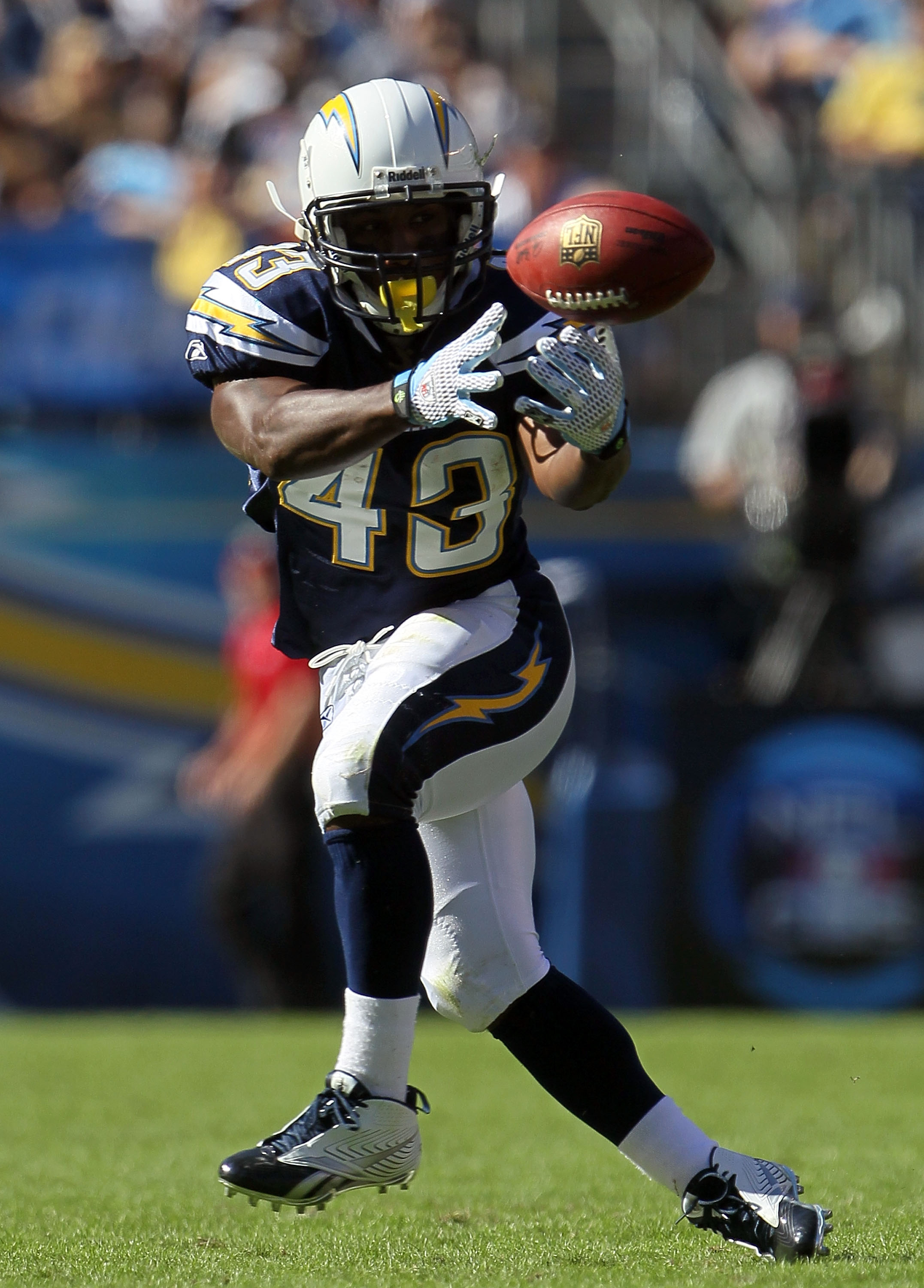 SAN DIEGO - OCTOBER 31:  Darren Sproles #43 of the San Diego Chargers plays in the game against the Tennessee Titans at Qualcomm Stadium on October 31, 2010 in San Diego, California. The Chargers defeated the Titans 33-25.  (Photo by Jeff Gross/Getty Imag
